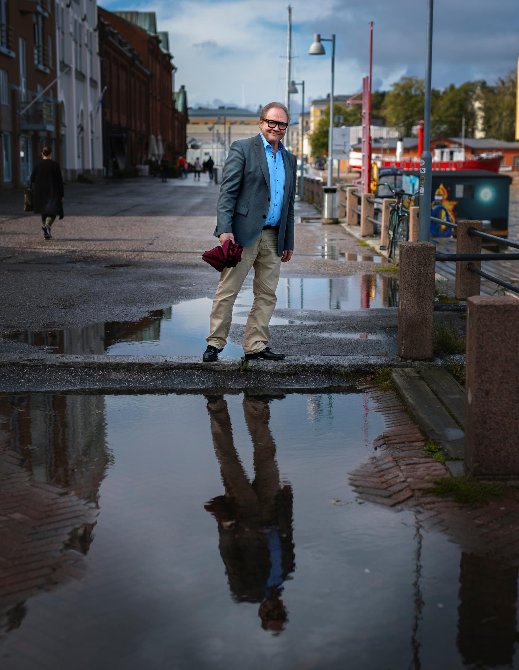 ”On sääli, etten voi enää mennä Suomessa kapakkaan seuraamaan muita ihmisiä. He tarkkailevat nykyään enemmän minua.”