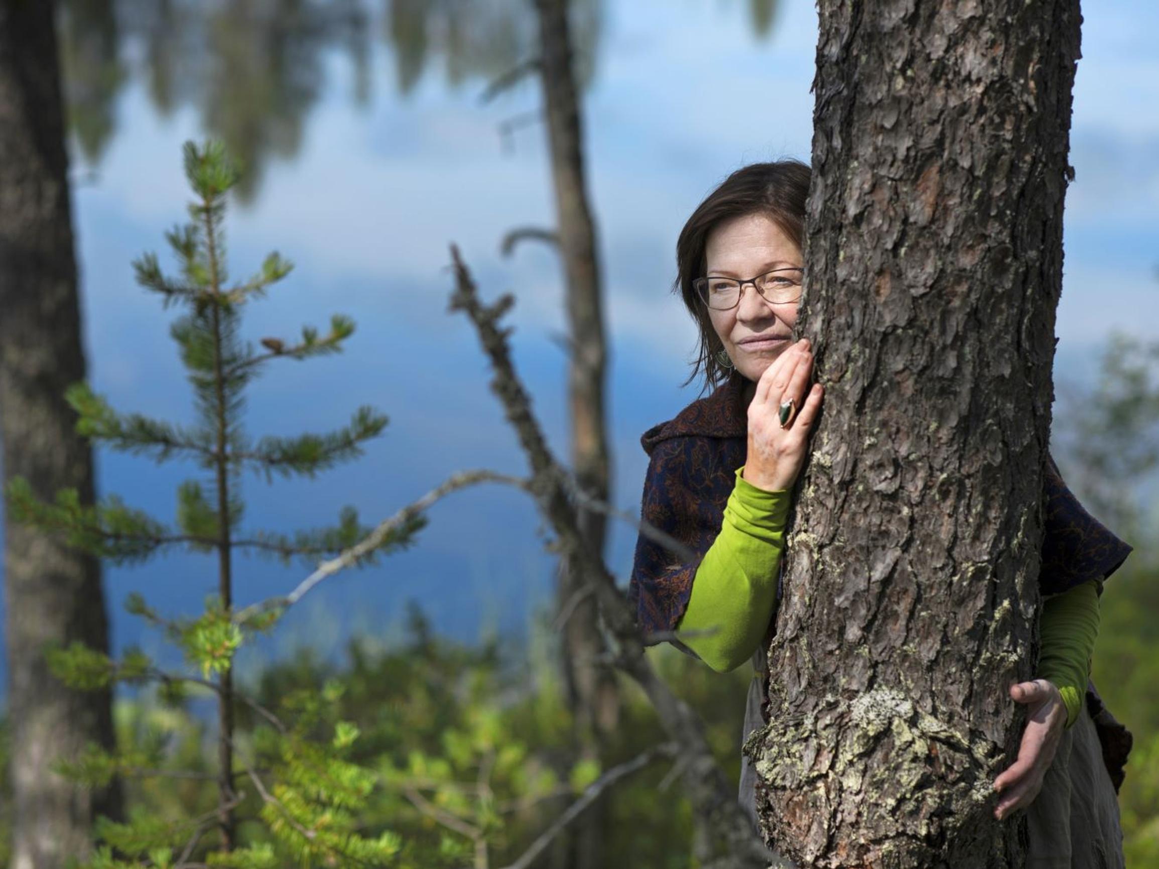 Mirja Nylander oli lopen uupunut ja melkein luovuttanut, kun hän löysi avun: "Puuhengitystä voi verrata meditaatioon ja läsnäoloon"
