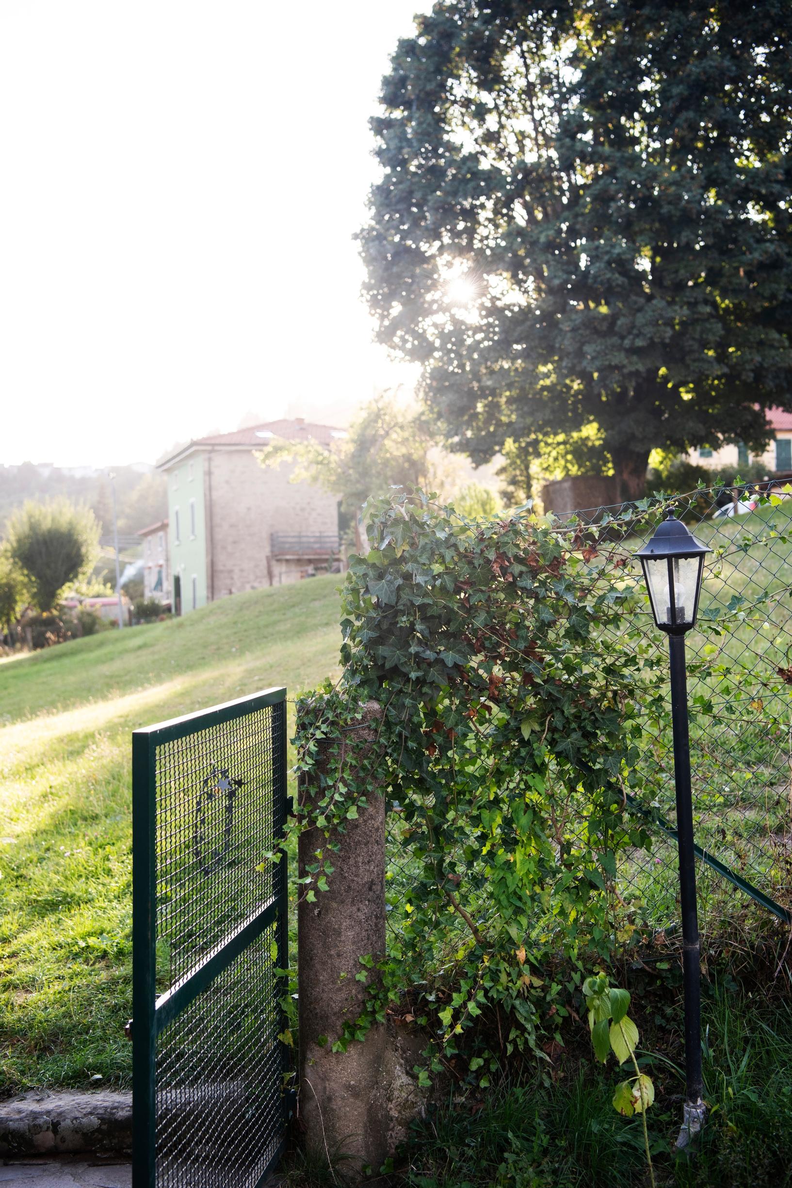 Näkymä Eijan kotitalon portilta kylän puistoon. Siellä on kesällä erilaisia tapahtumia: juhlia, tanssia, ruokailua ja diskoa. Puistossa on myös tenniskenttä, mutta kyläläiset pelaavat siellä jalkapalloa. Casamarconi on kesällä täynnä elämää.