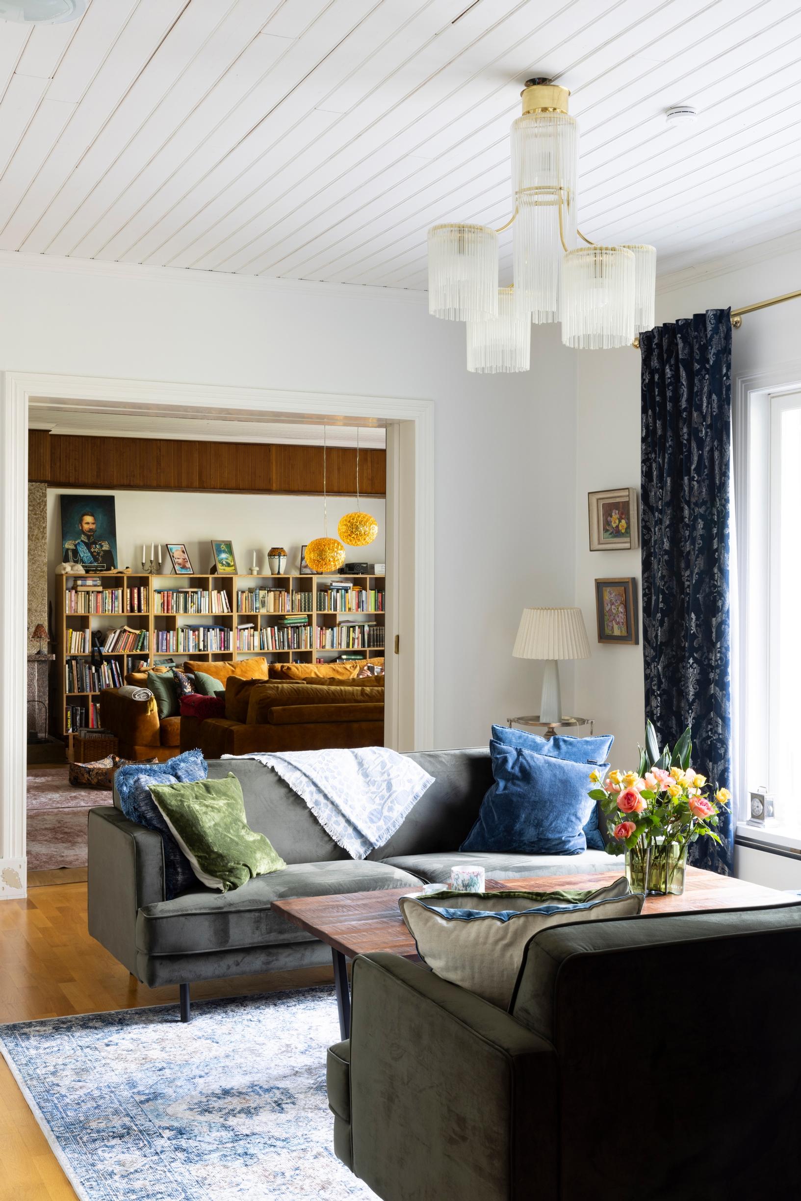 Muhkeat sohvat tekevät kodista viihtyisän. Taaempana olevan arkiolohuoneen eli pelihuoneen isot sohvat tilattiin Askosta mittojen mukaan. Ne eivät pieneen kaupunki­asuntoon mahtuisikaan. Arkiolohuoneessa tilaa lähes 60 neliötä. Etualalla on olohuone.