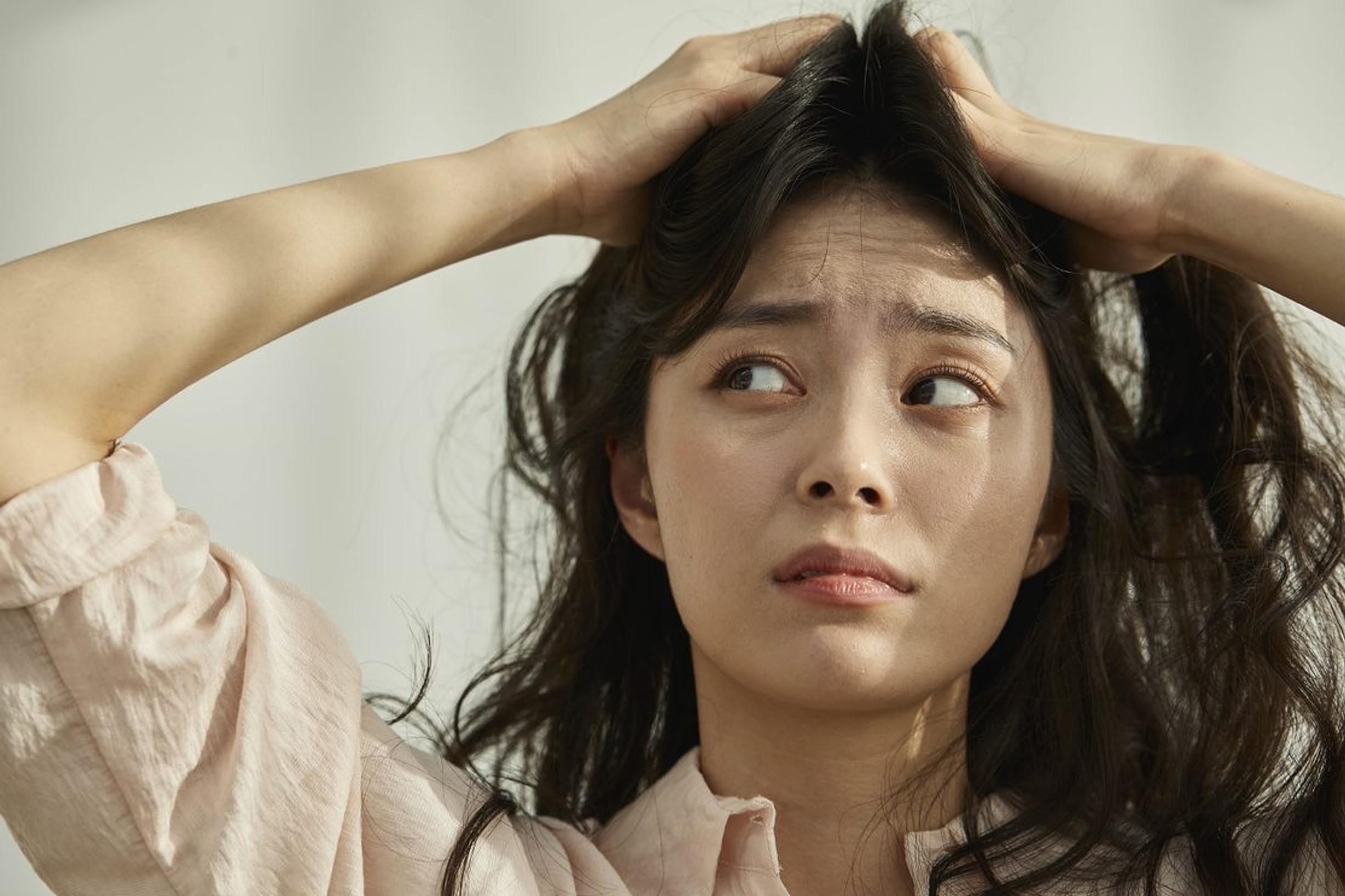 Kun päänahka kutisee ja ärtyy, apu voi löytyä helpoista kotihoidoista – näin teet itse rauhoittavan hoidon