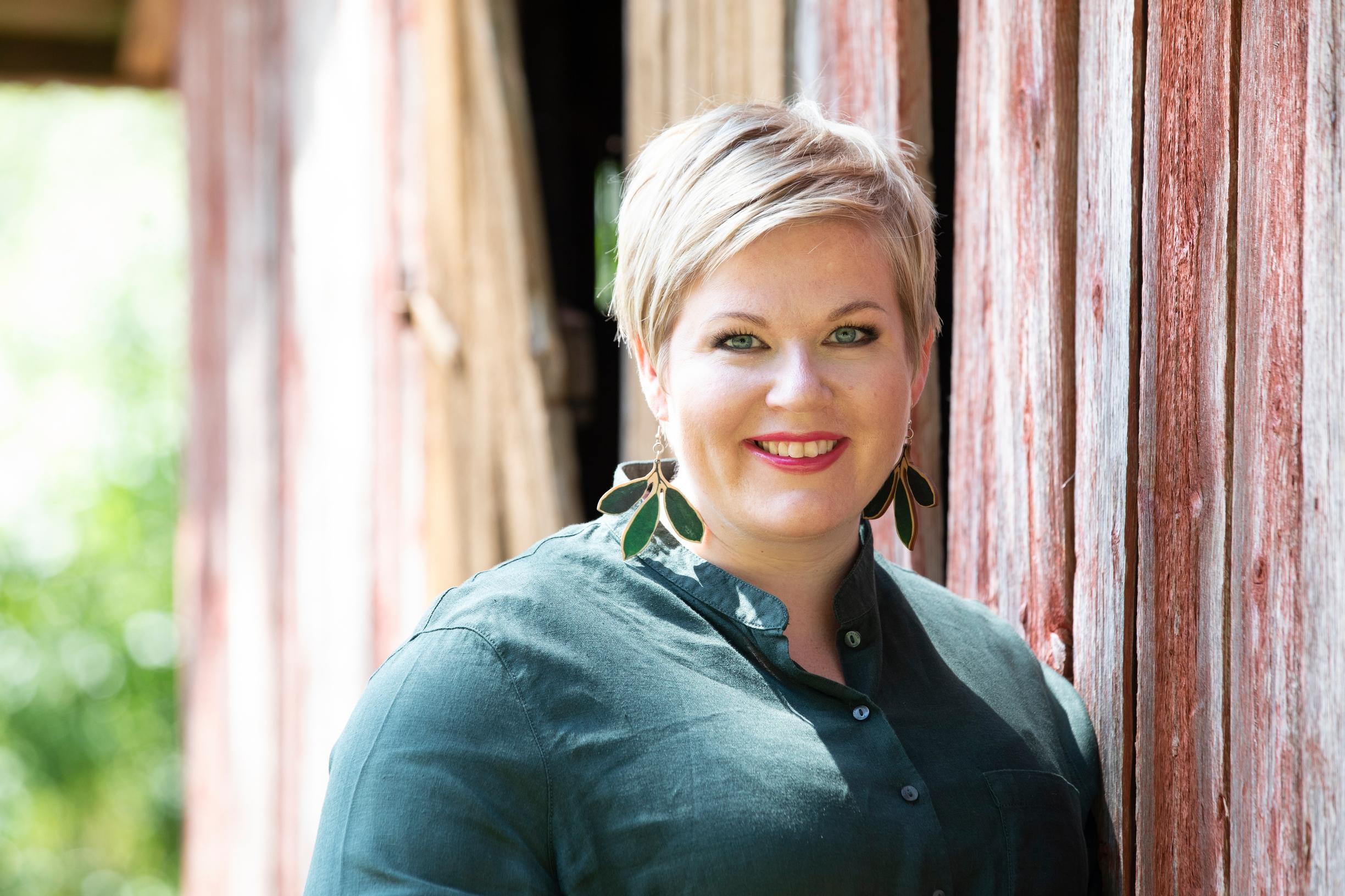 ”Isoäidin verkkaista elämänrytmiä seuratessa mietin aina, että jonakin päivänä minäkin olen tuossa enkä säntäämässä paikasta toiseen. Roolit muuttuvat”, Annika Saarikko sanoo.