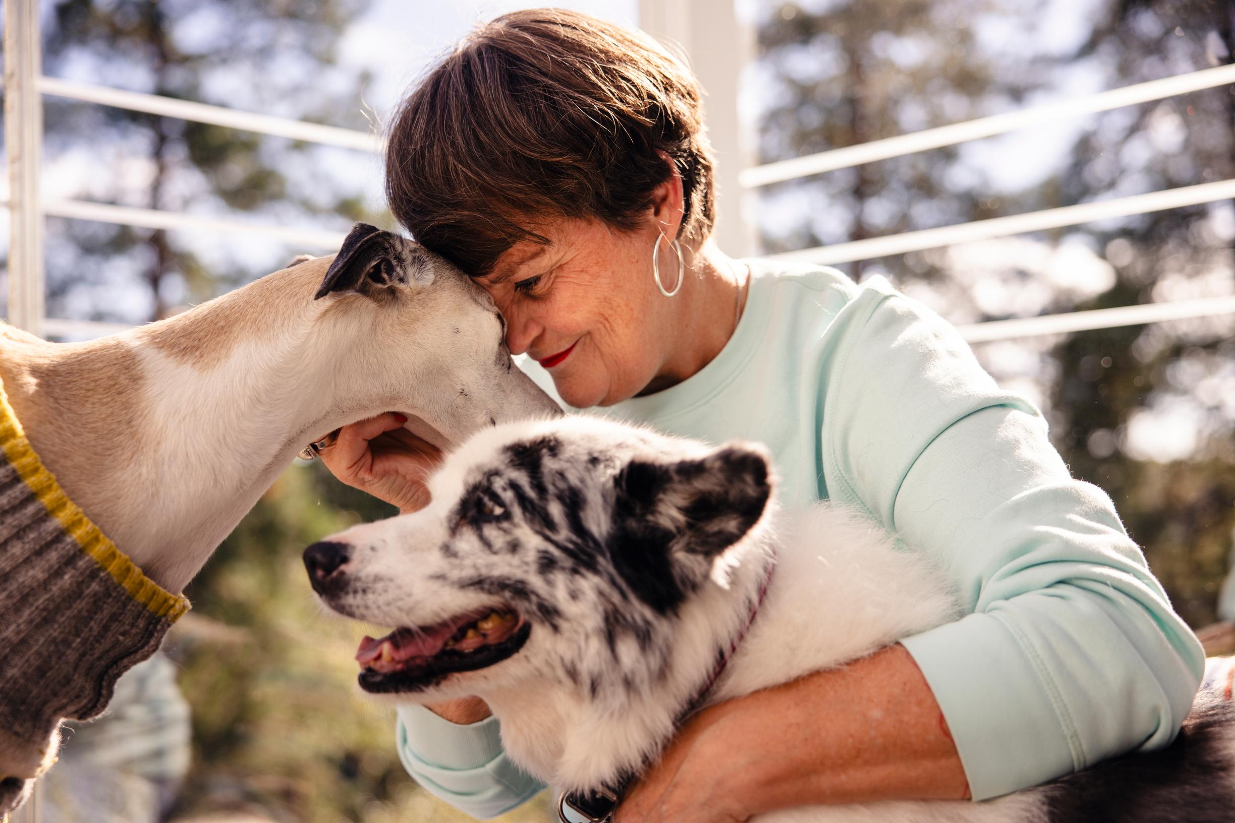Heli ohjaa eläindoulana saamansa palkkiot yhdistykselleen eli eläinten hyväksi. Hän tekee yhdistykselleen vapaaehtoistyötä, ja hänen asiakkaansa tekevät sille lahjoituksen.