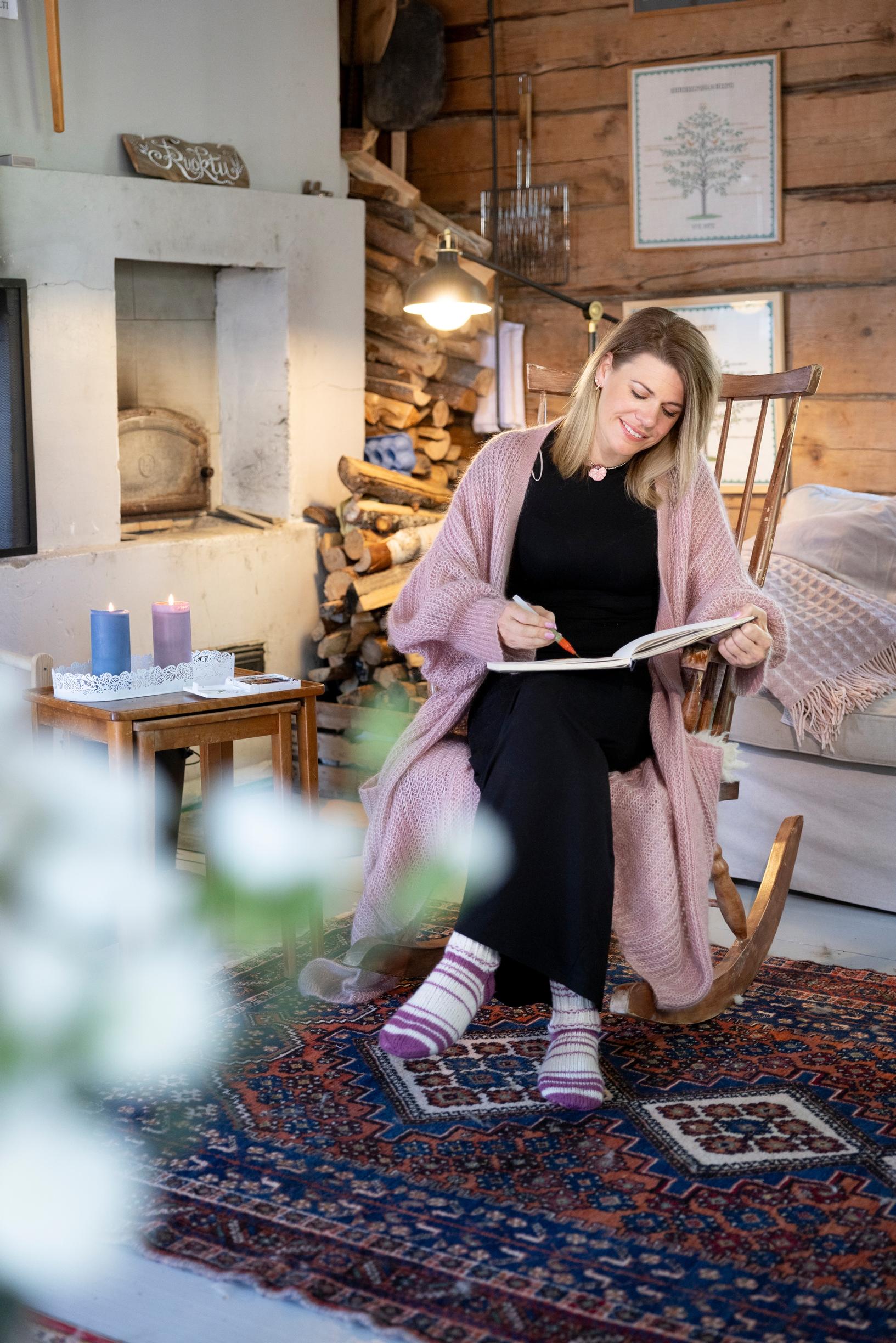 Inari toi taloon isovanhemmilta perittyjä kalusteita. Muut on hankittu antiikkiliikkeistä, Tori.fistä ja huutokaupasta.