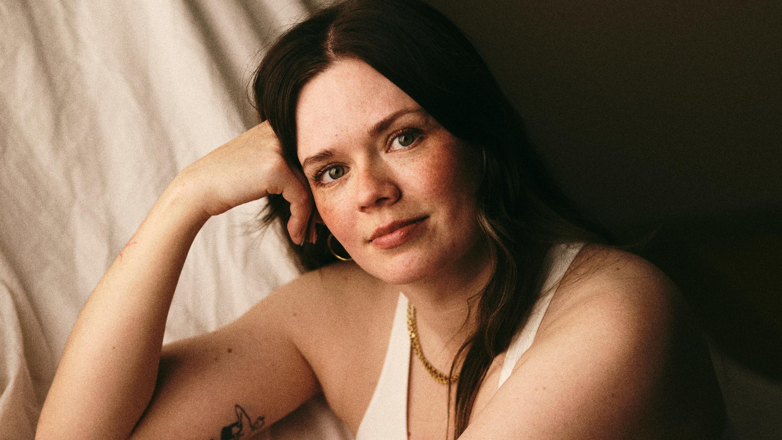 Seksi ja tamponin asettaminen tuntuivat Paulasta siltä kuin alapäätä olisi viilletty – vuosia lääkärit vähättelivät oireita, kunnes diagnoosi varmistui