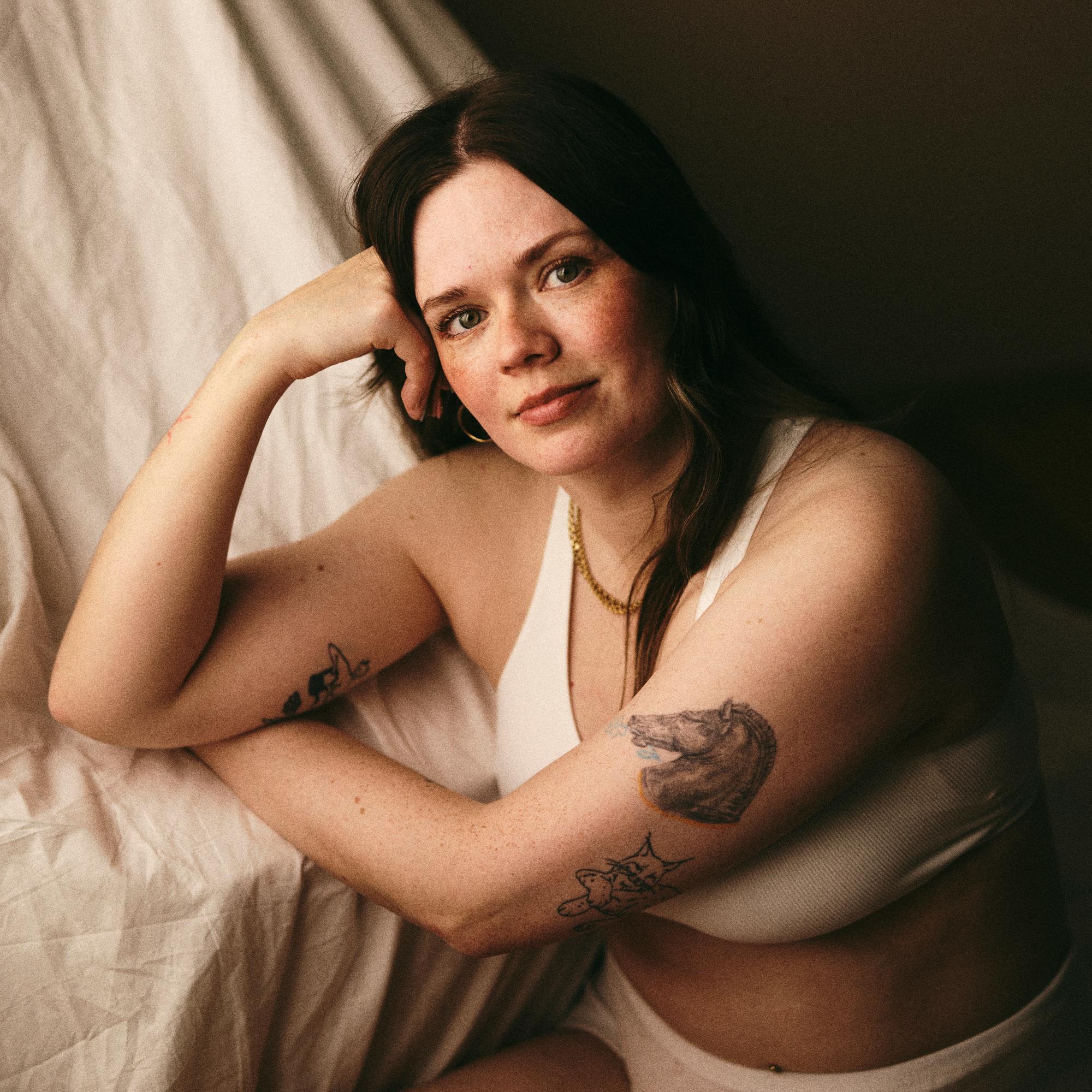 Seksi ja tamponin asettaminen tuntuivat Paulasta siltä kuin alapäätä olisi viilletty – vuosia lääkärit vähättelivät oireita, kunnes diagnoosi varmistui