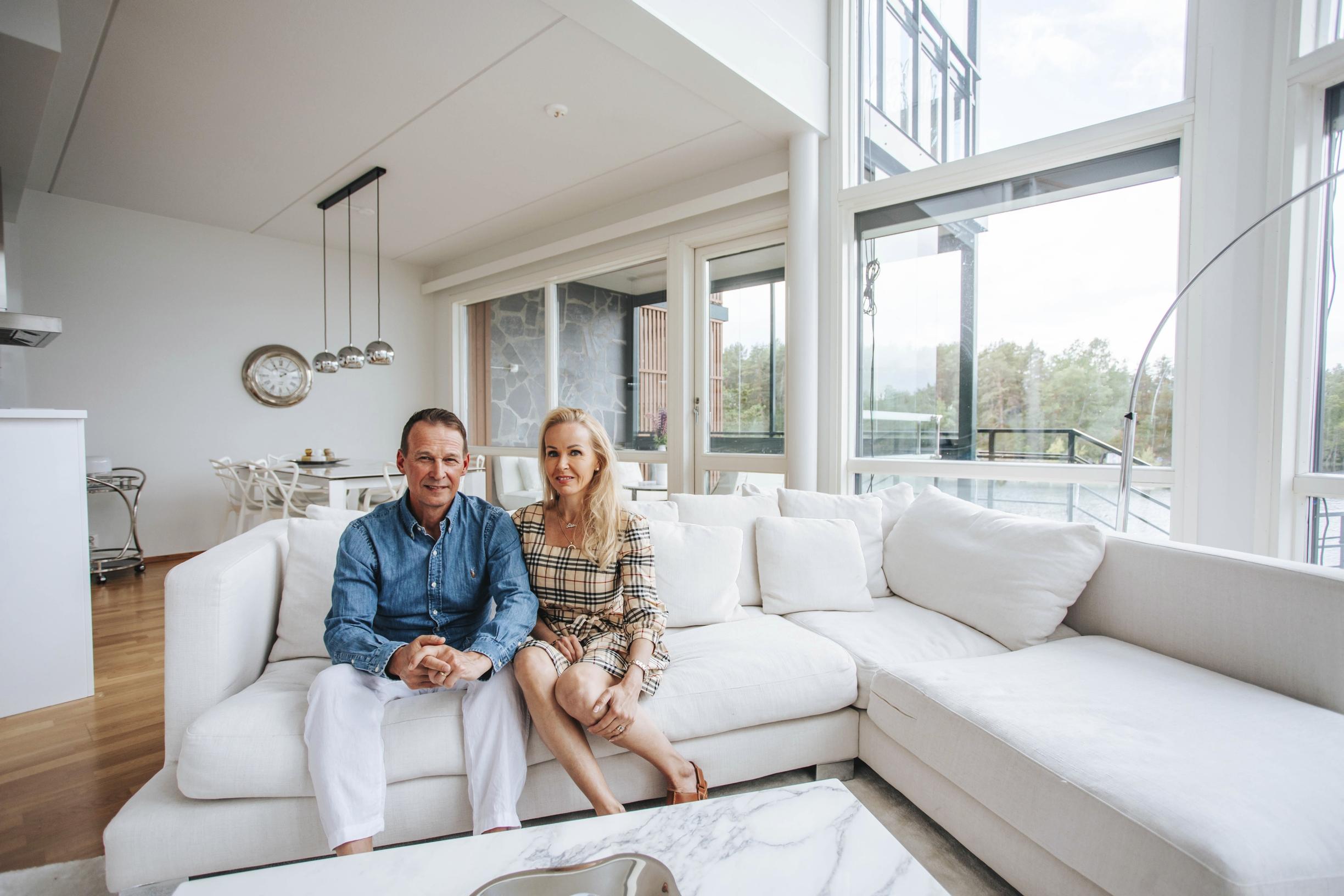 Liisa työskentelee  perheyrityksessä. Jarmo teki kesän töitä golfkentän hoitajana, mutta valmentaminen kiehtoo häntä yhä. Ruokailutila ja olohuone  ovat yhtenäistä tilaa.