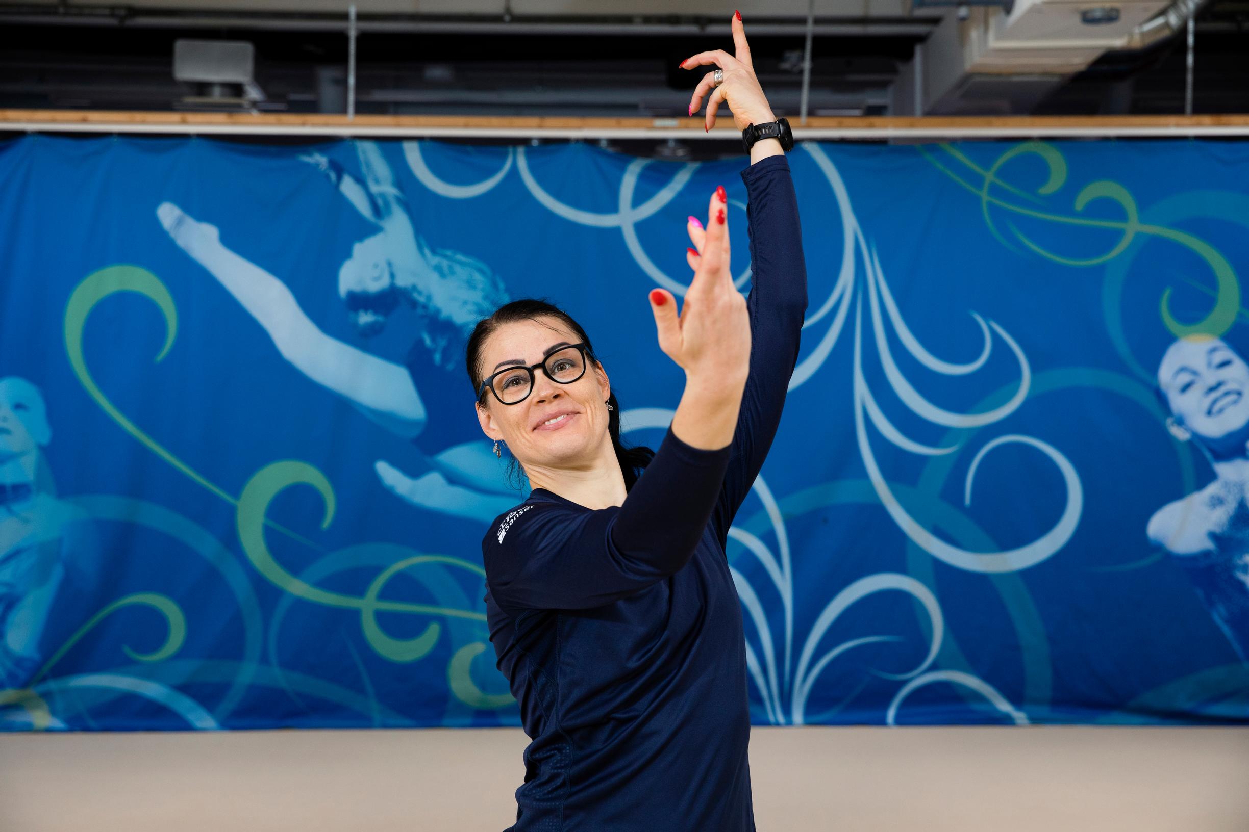 Tanssillinen voimistelu auttaa Heidi Kaartista keskittymään: ”Voimistellessani päästän ulos vaikeitakin tunteita”