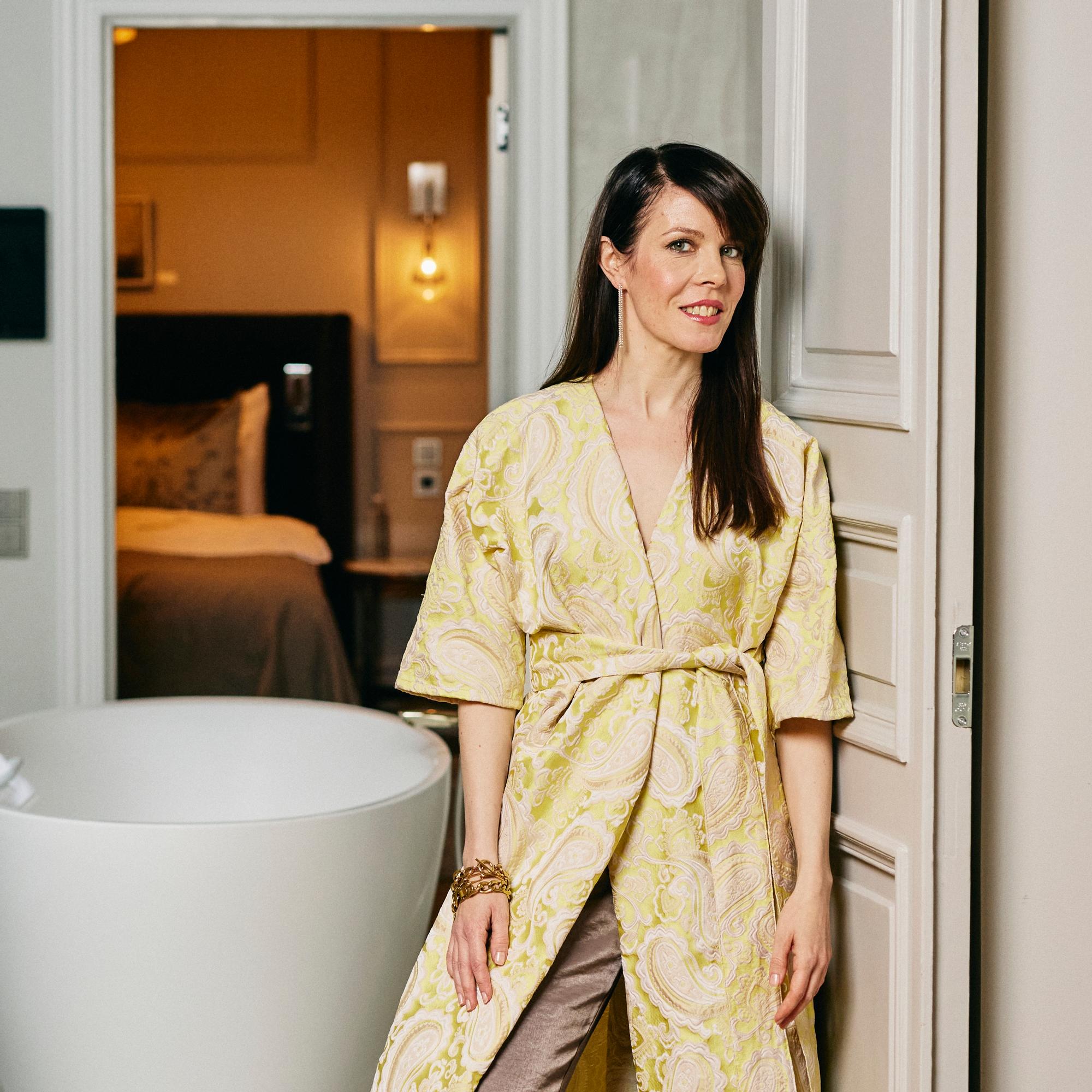 Riikka Pulkkinen on säästänyt rakkaimmat vaateaarteensa – nämä suositun suomalaismerkin mekot odottavat, että pääsevät tyttären käyttöön