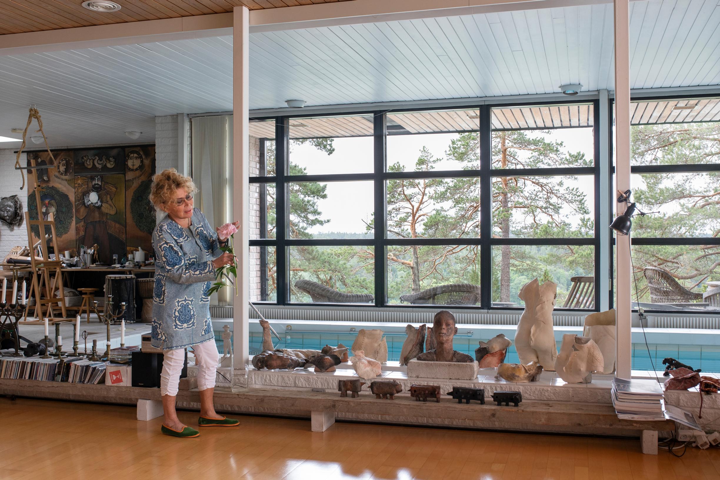 Katariina Lahti pitää uimisesta ja pulahtaa joka aamu yläkerran uima-altaan viileään veteen.