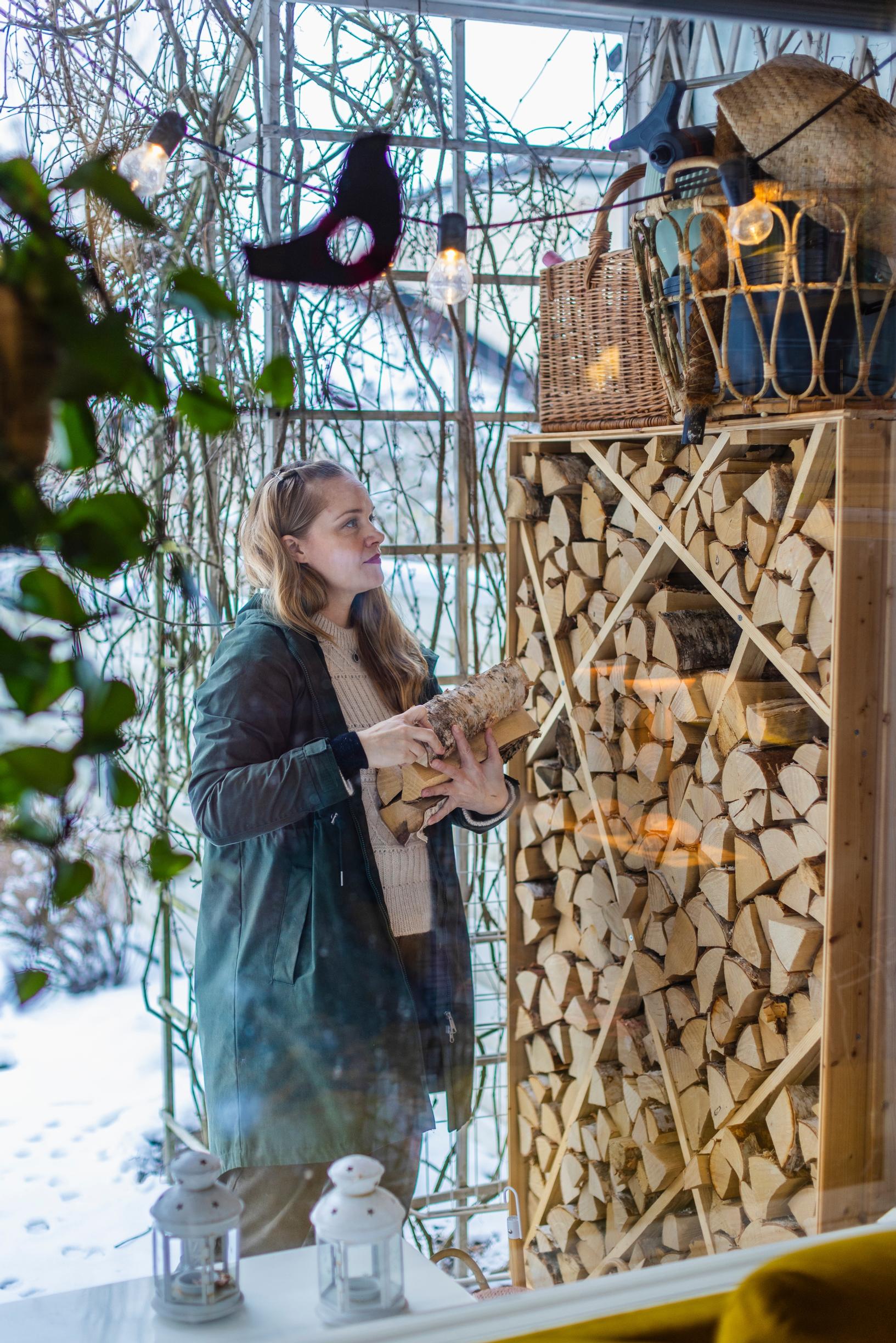 ”Olen etuoikeutettu: minulla on eurooppalainen passi, valkoinen iho ja asun maassa, jossa nainen voi kouluttautua ja sanoa julkisesti mielipiteensä. Se kaikki velvoittaa ottamaan asioihin kantaa”, Meri sanoo.