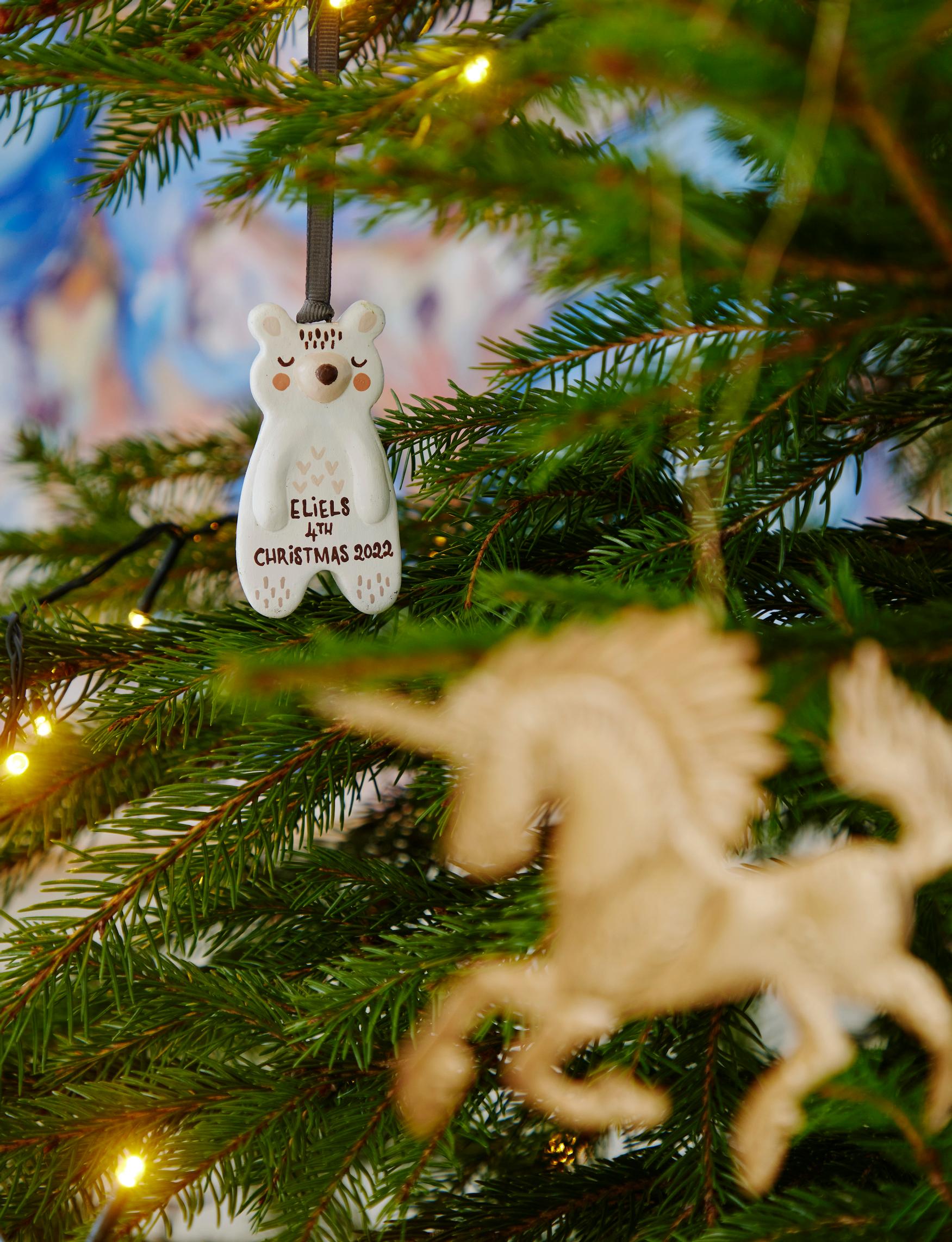 Hannele tilaa suomalaiselta koriste­taiteilijalta joka vuosi joulukoristeet omille ja sukulaisten lapsille. Kuopus Eliel sai tämän koristeen nelivuotiaana.