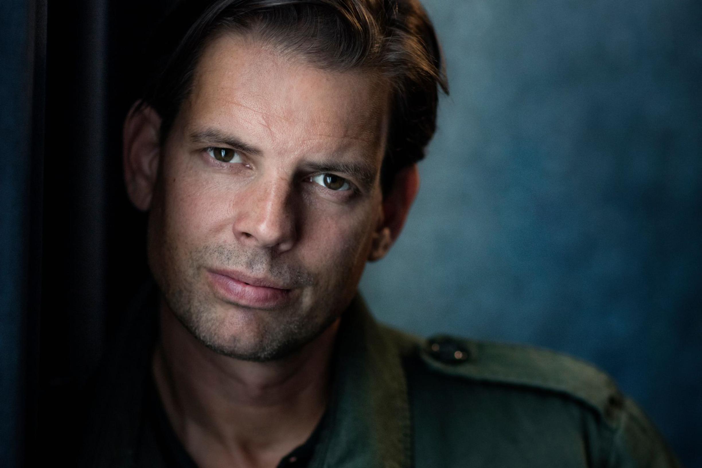 Alex Schulmanin kirjat ammentavat aiheensa suvun salaisuuksista: ”Vanhemmalle veljelleni Eloonjääneet oli sokki”