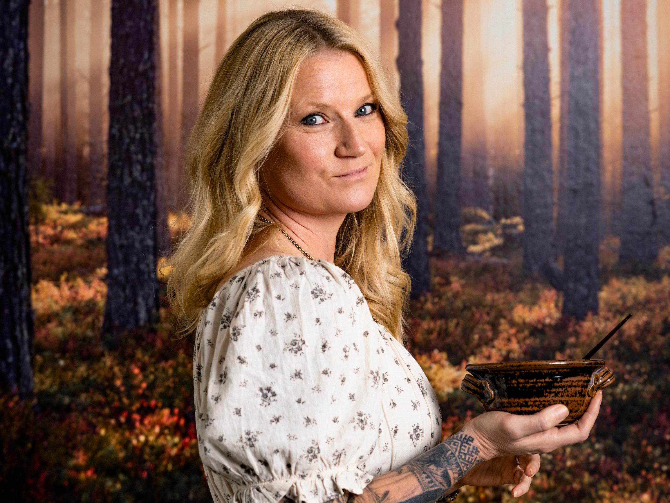 Hiusten värjääminen kasviväreillä hoitaa hiusta ja vähentää kampaajakäyntejä – tämän takia lopputulos voi olla yllätys