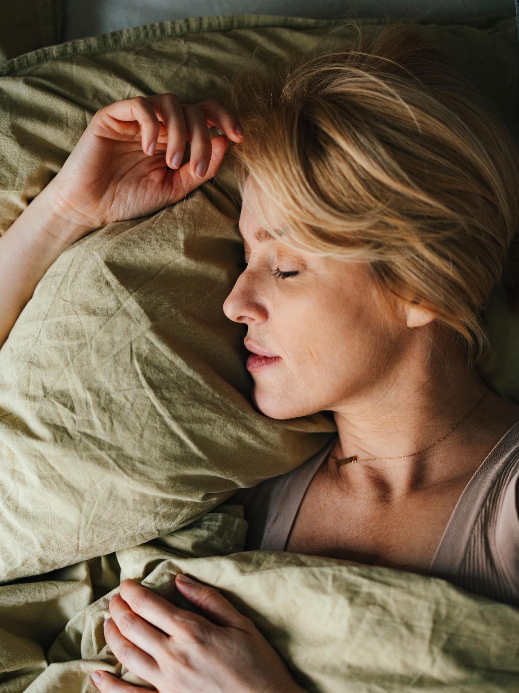 Miksi moni nainen alkaa kuorsata vaihdevuosien aikana? Syy ei aina ole ylipainossa tai hormoneissa, unilääkäri kertoo