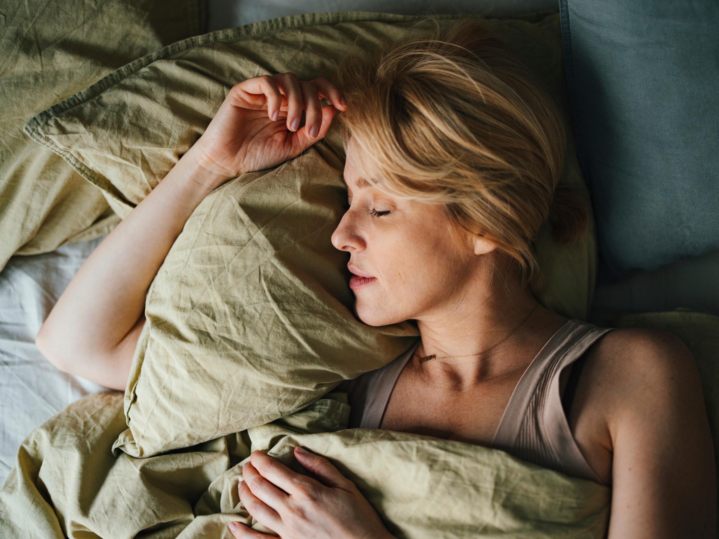 Miksi moni nainen alkaa kuorsata vaihdevuosien aikana? Syy ei aina ole ylipainossa tai hormoneissa, unilääkäri kertoo