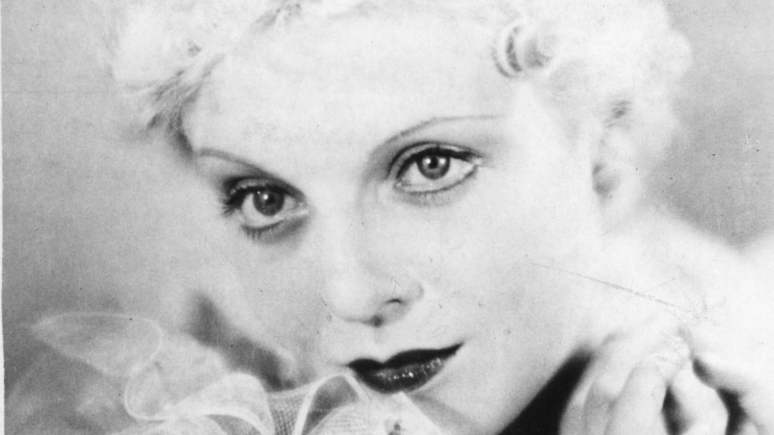 Regina Linnanheimo oli aikansa palvotuin filmitähti, sitten hän joutui vihapuheen kohteeksi ja jätti näyttelemisen