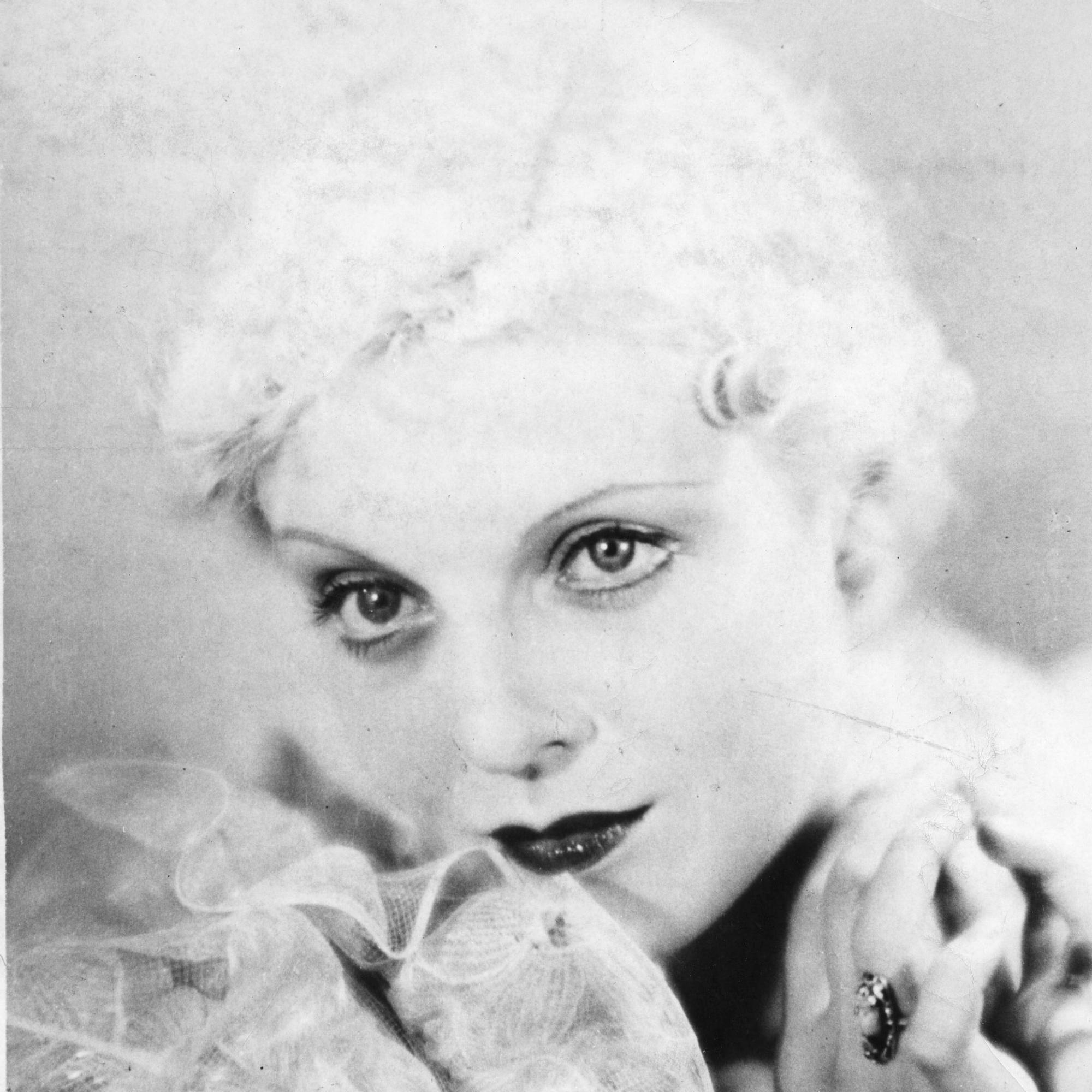 Regina Linnanheimo oli aikansa palvotuin filmitähti, sitten hän joutui vihapuheen kohteeksi ja jätti näyttelemisen