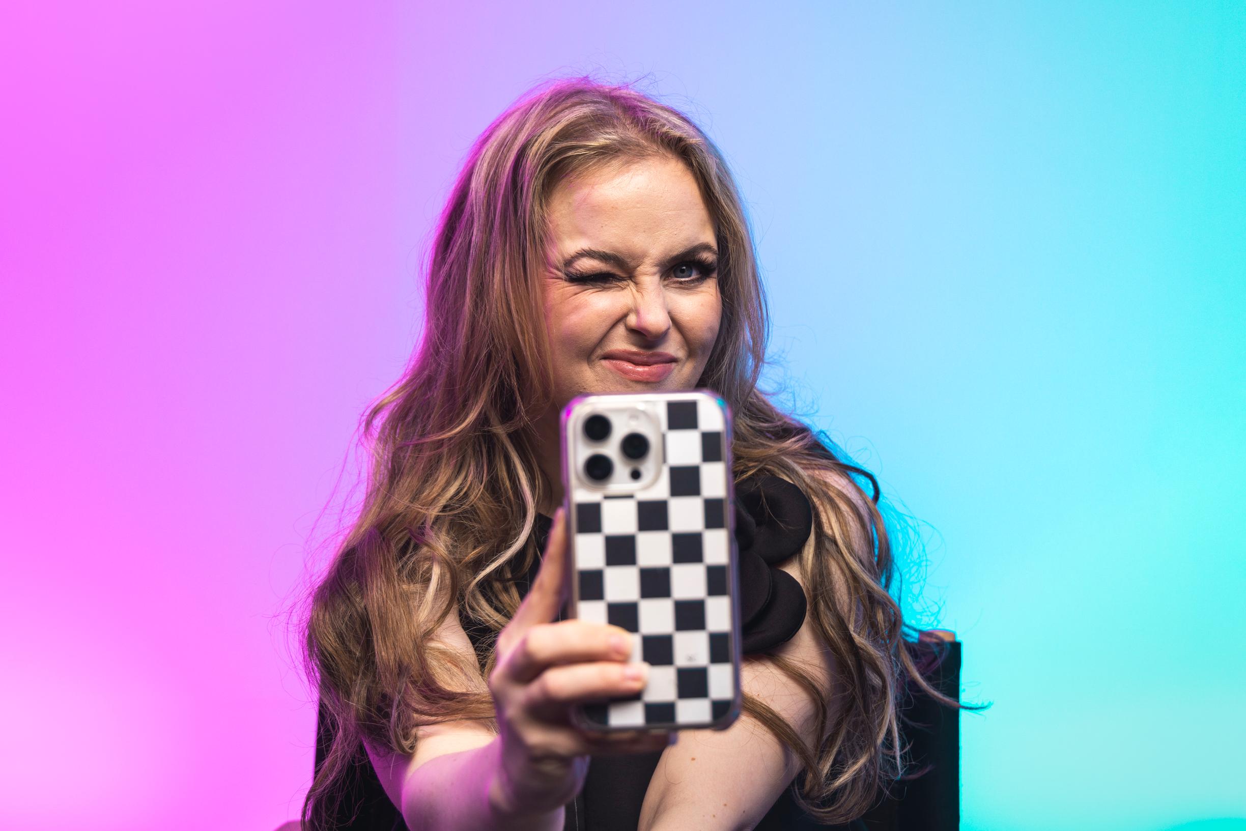 Ellinoora paljastaa suhteensa kännykkäänsä: ”Puhelin on kuin alushousut – lainaisin sitä vain niille, joihin luotan”