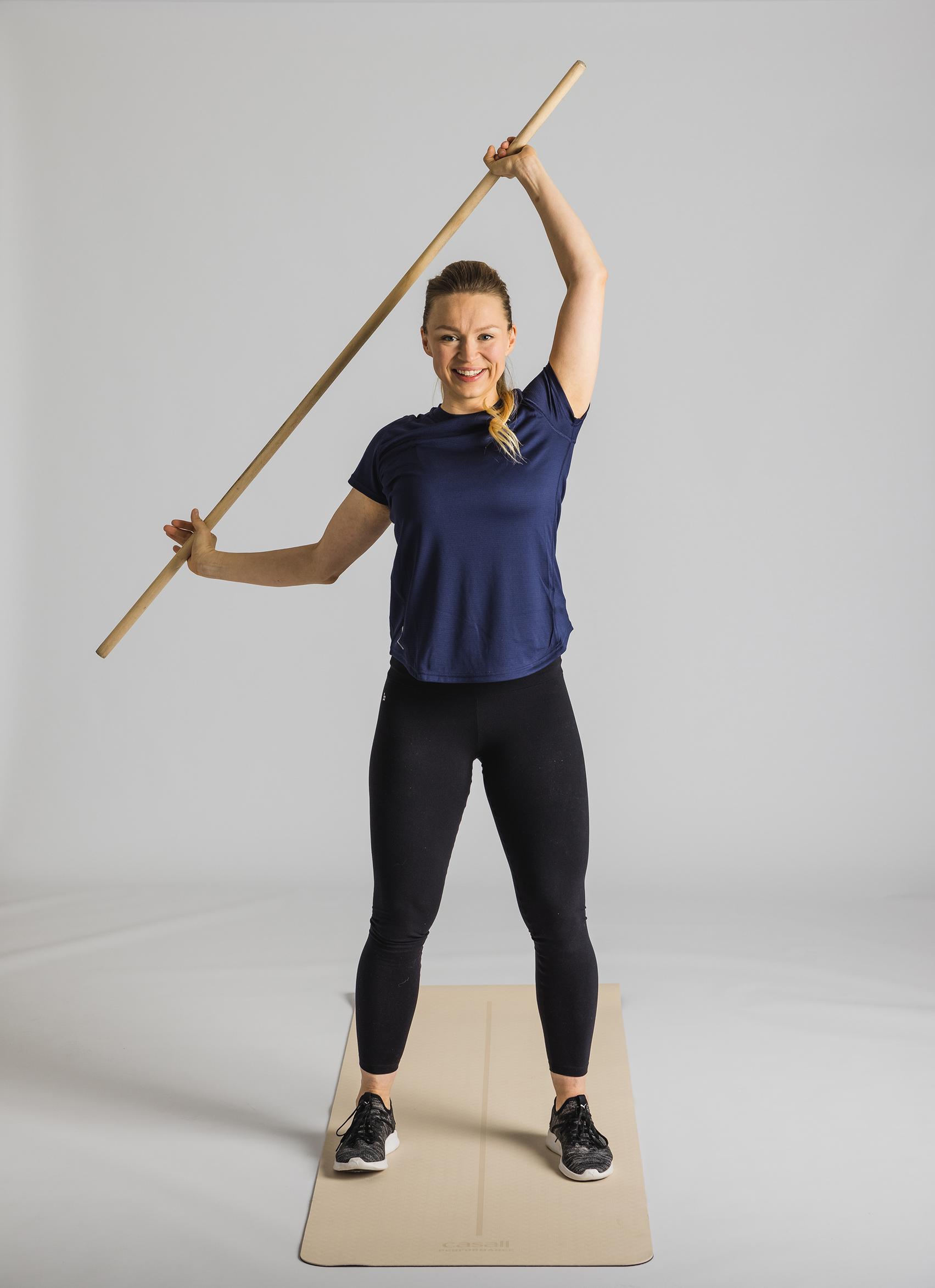 Iskikö niskajumi kesken työpäivän? Avaa hartiat lyhyellä keppijumpalla