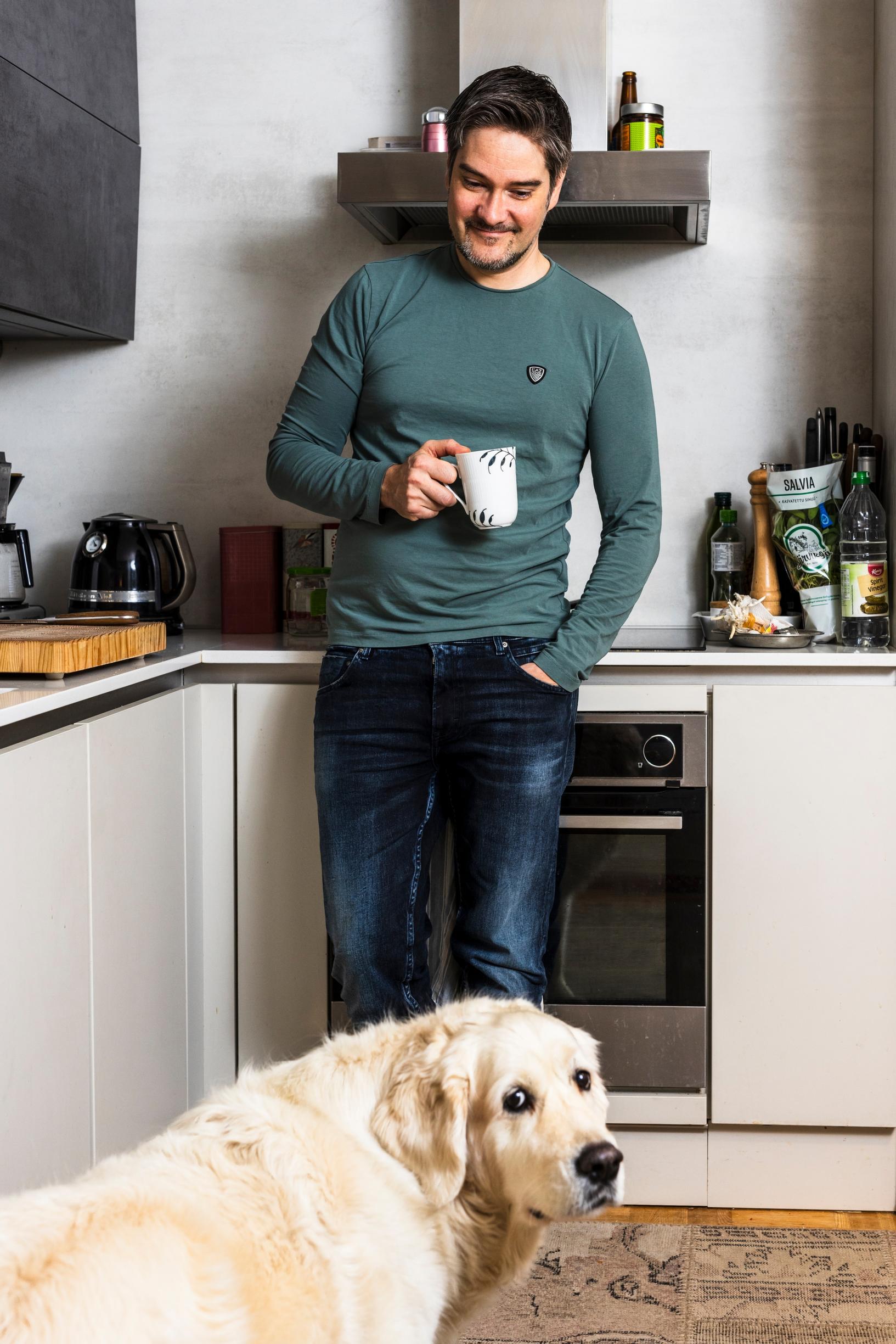 Henri Alénin, perheeseen kuuluvat vaimo Terhi, 16-vuotias tytär ja kultainennoutaja Selja. ”Tärkein oppini tyttärelleni on asioiden hoitaminen ja itsenäinen ongelmanratkaisu. Se on kaiken A ja O.”