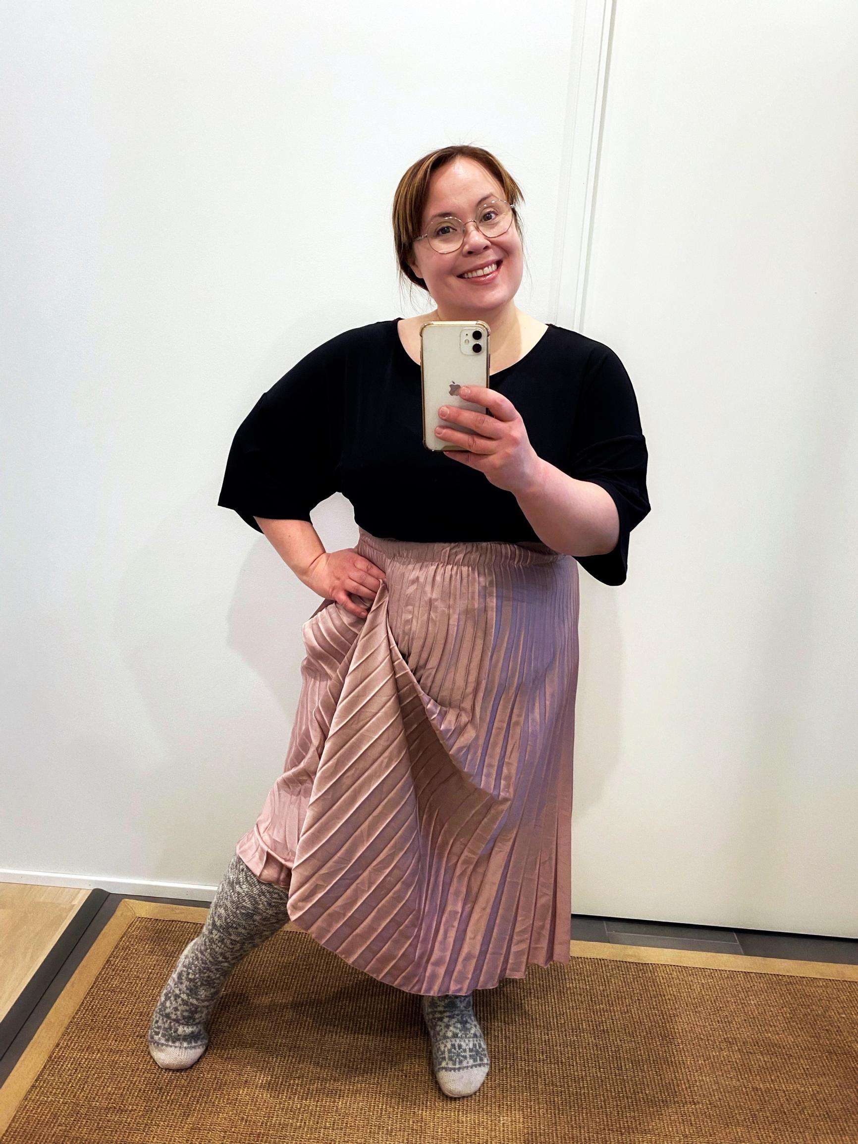 Salatut elämät -sarjasta tuttu näyttelijä Hanna Kinnunen on opetellut itsemyötätuntoa: ”Aina ei tarvitse antaa sataprosenttisesti itsestään – joskus 40 prosenttia riittää”