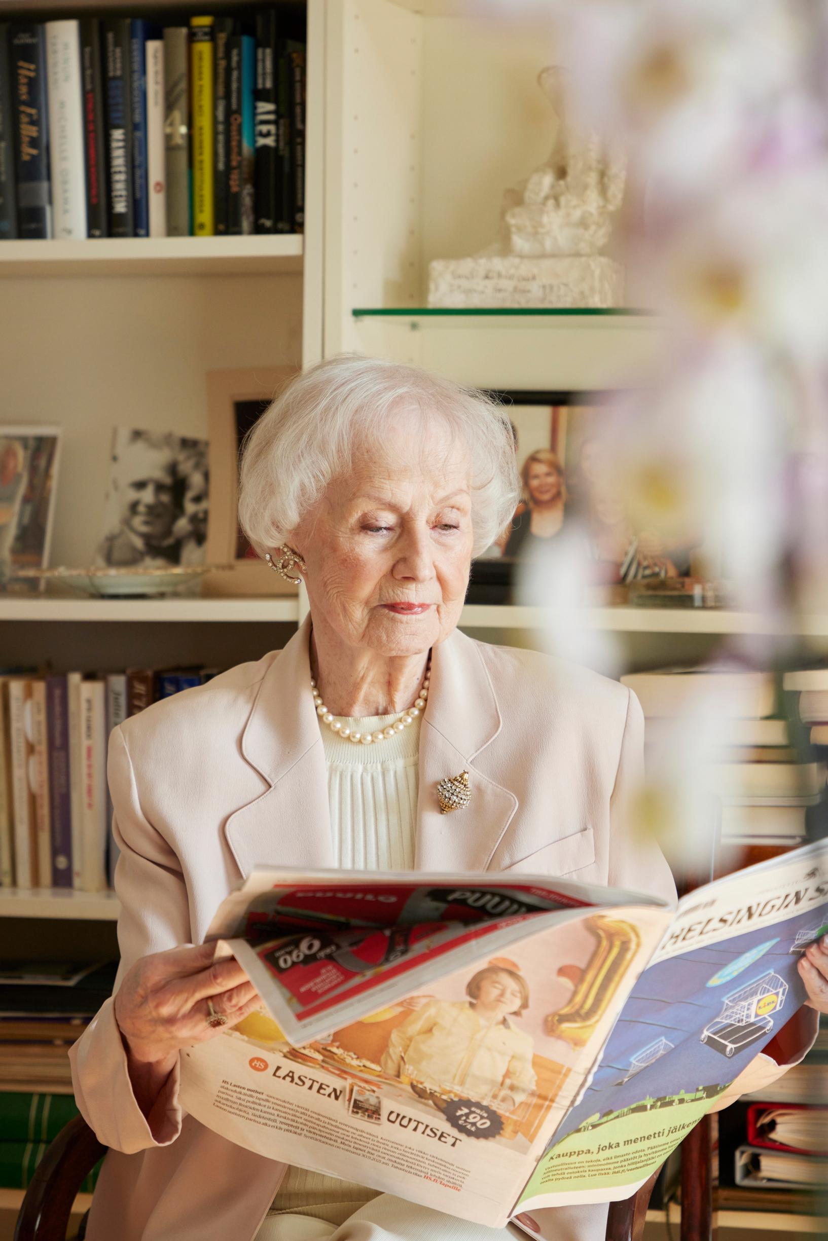 Ystävät toimittavat Jutalle päivittäin sanomalehtiä, sekä Helsingin Sanomat että Hufvudstadsbladetin, mutta siinä vaiheessa hän on usein ehtinyt lukea uutiset jo verkosta.