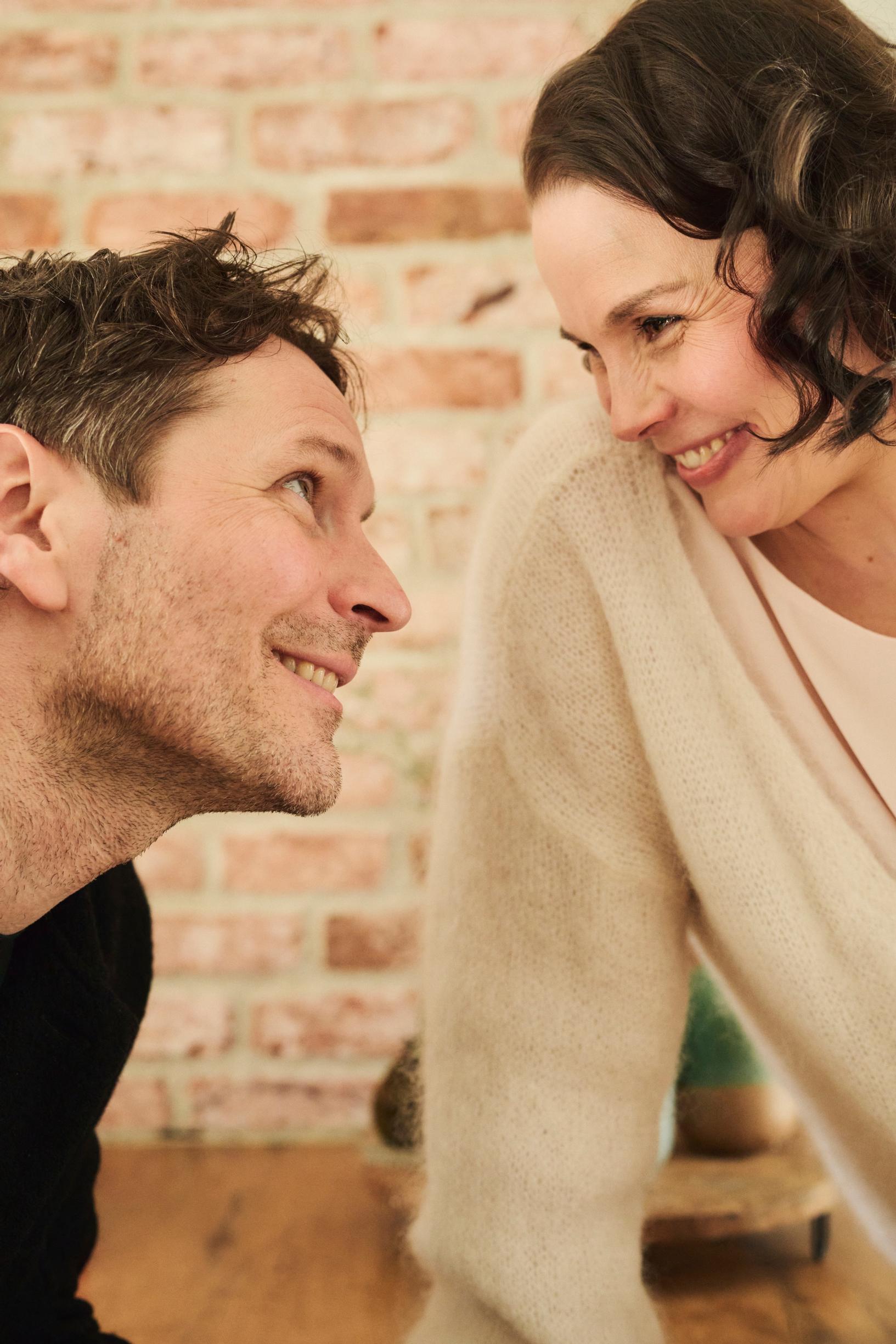 Kai Vaineen ja Sanni Haahdenmaa-Vaineen kodin merkitys kiteytyy perhejuhlissa. He menivät naimisiin oman kodin puutarhassa pari vuotta sitten.