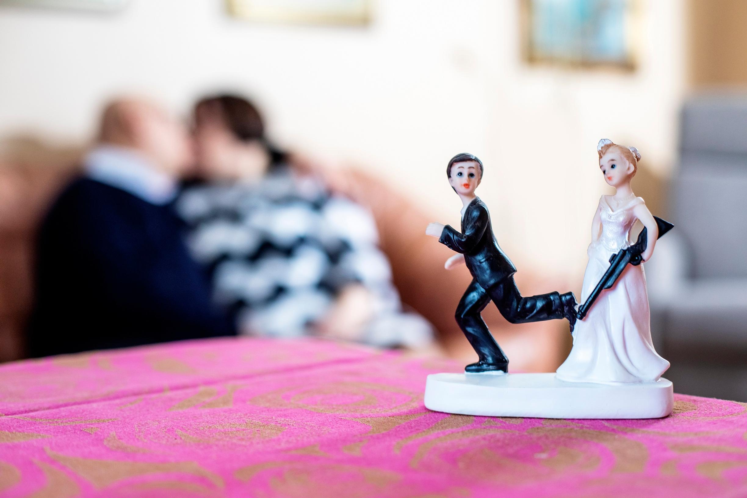 Rakkaus parantaa vanhat haavat, vai parantaako? Jos traumaa ei käsittele, tulee tunne, ettei millään ole väliä