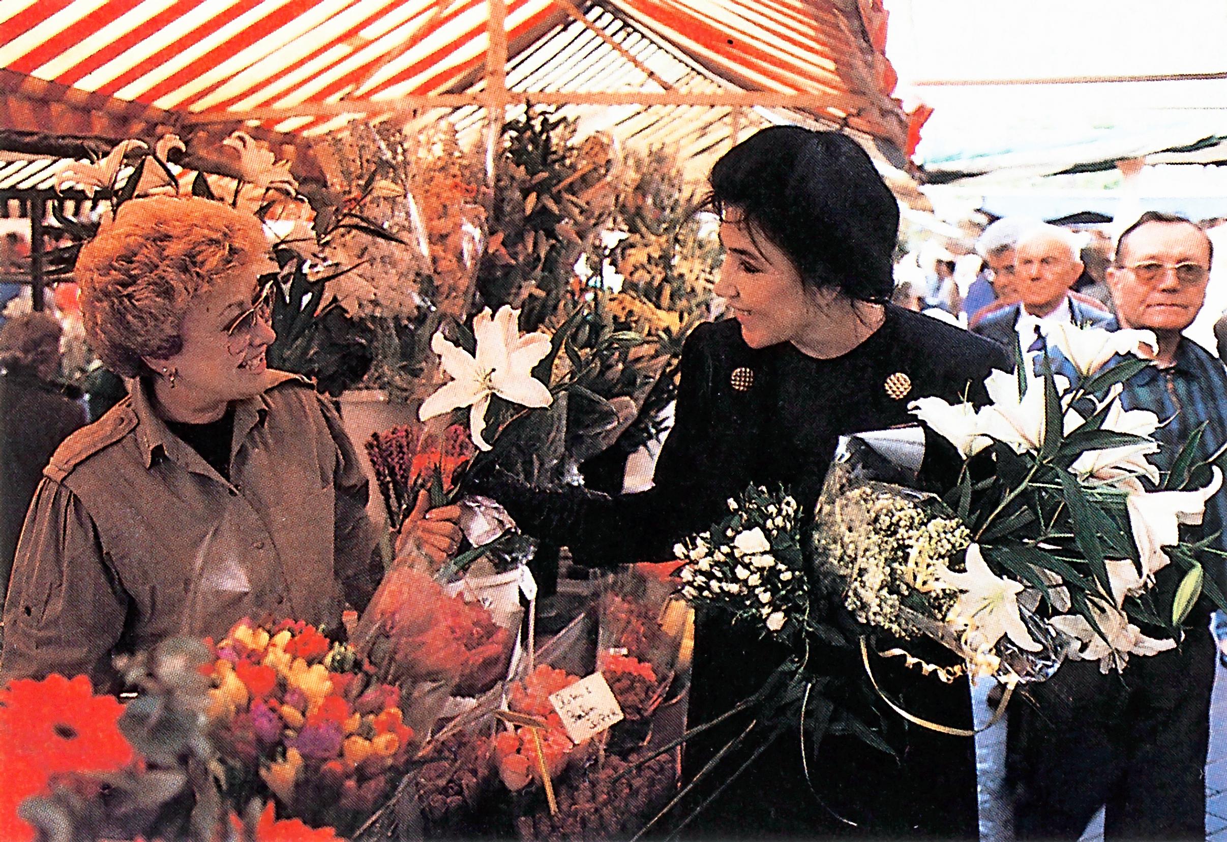 Kirsti Paakkanen osti kotinsa kuvausta varten kieloja ja valkoisia liljoja Nizzan kukka- ja hedelmätorilta.