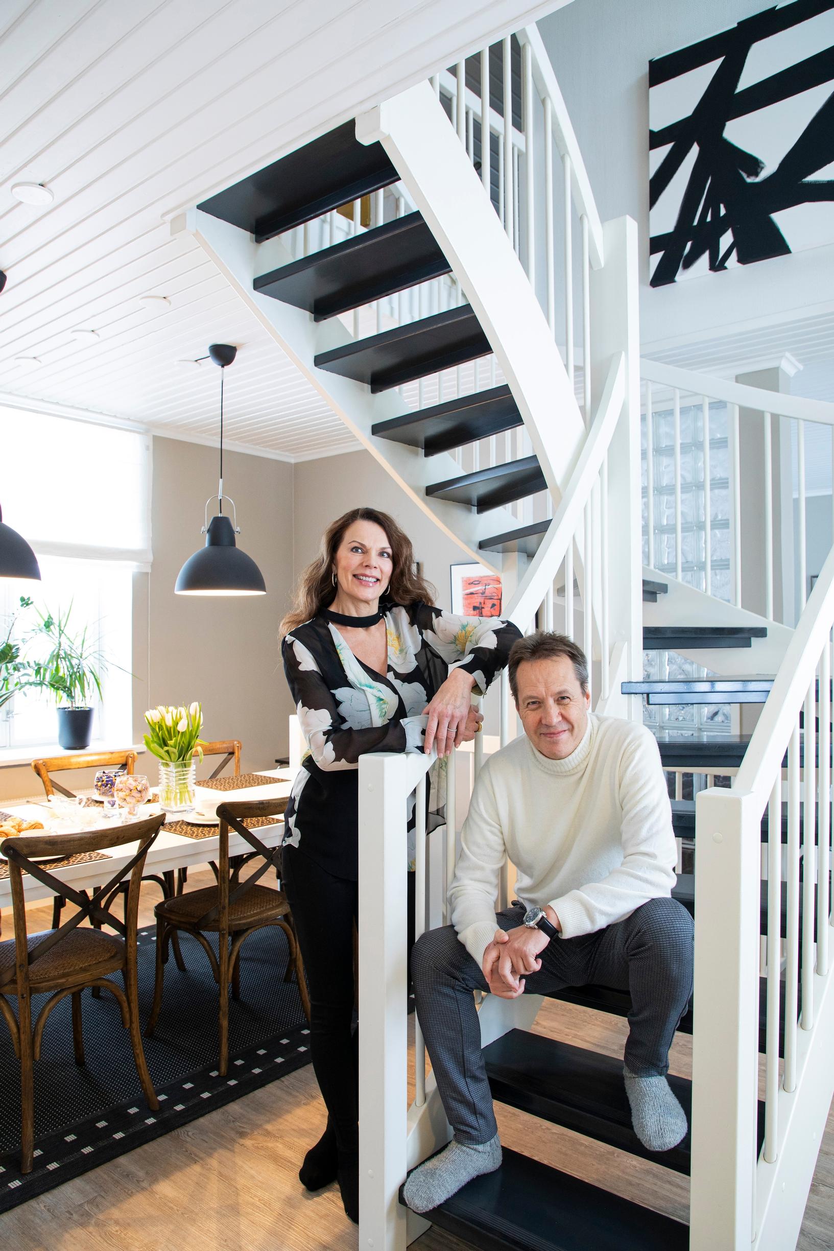 Kirsi Kaarto ja Kale Puonti asuvat arkena Helsingissä mutta viettävät viikonloput Riihimäellä. Kolmikerroksisen kodin keskikerroksessa sijaitsevat keittiö ja ruokailutila.