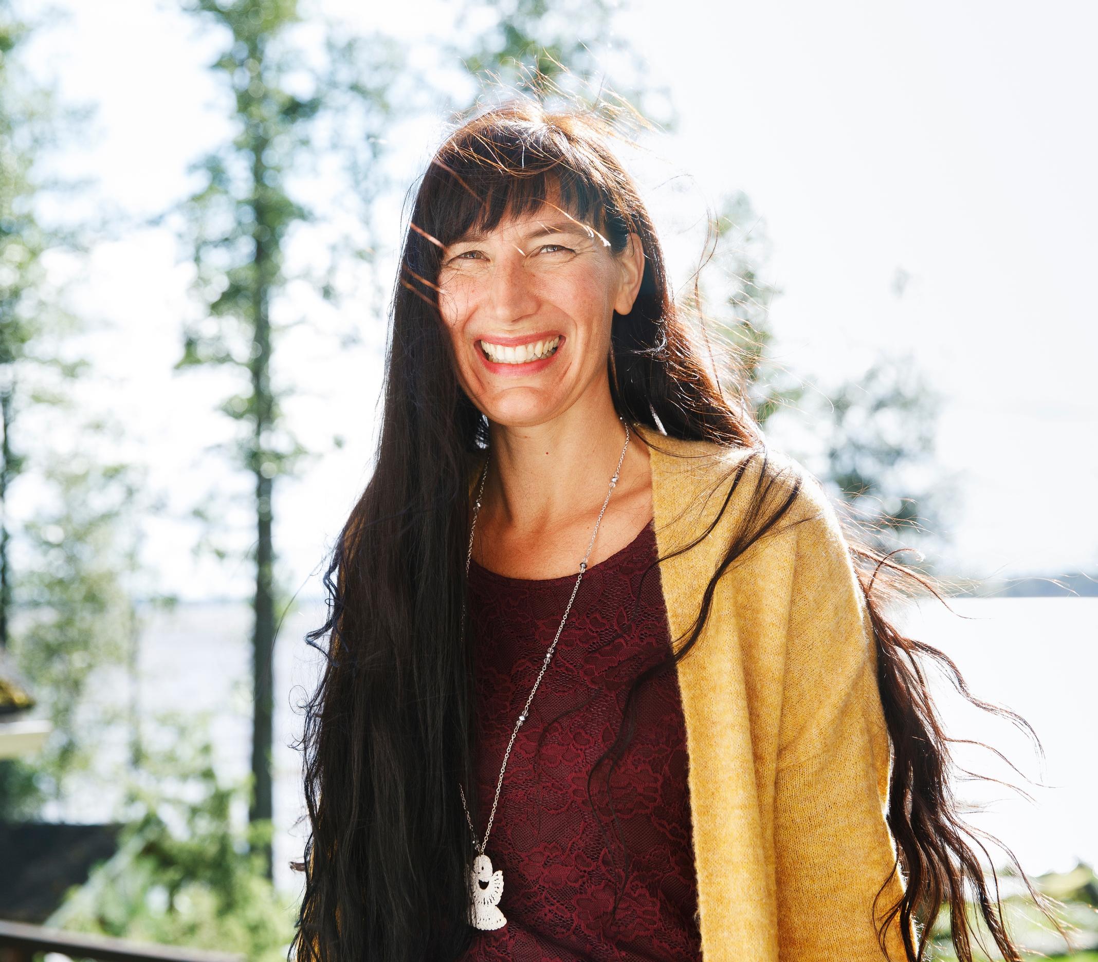 Keltainen on Monicalle erityinen väri: se muistuttaa edesmenneestä tyttärestä.