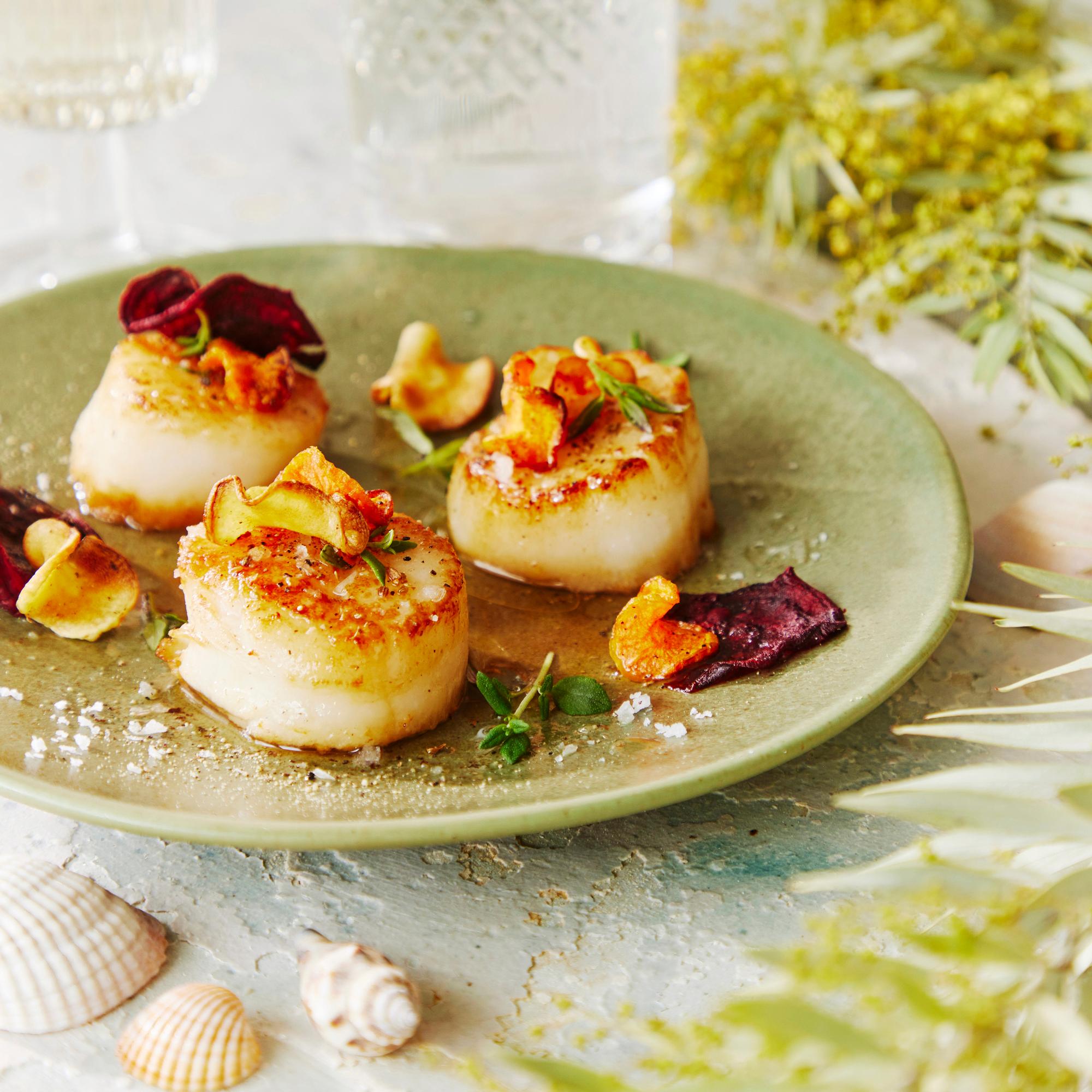 Kypsennä kampasimpukat kuumalla paistinpannulla. Kirkastettu voi sietää korkeita lämpötiloja palamatta.