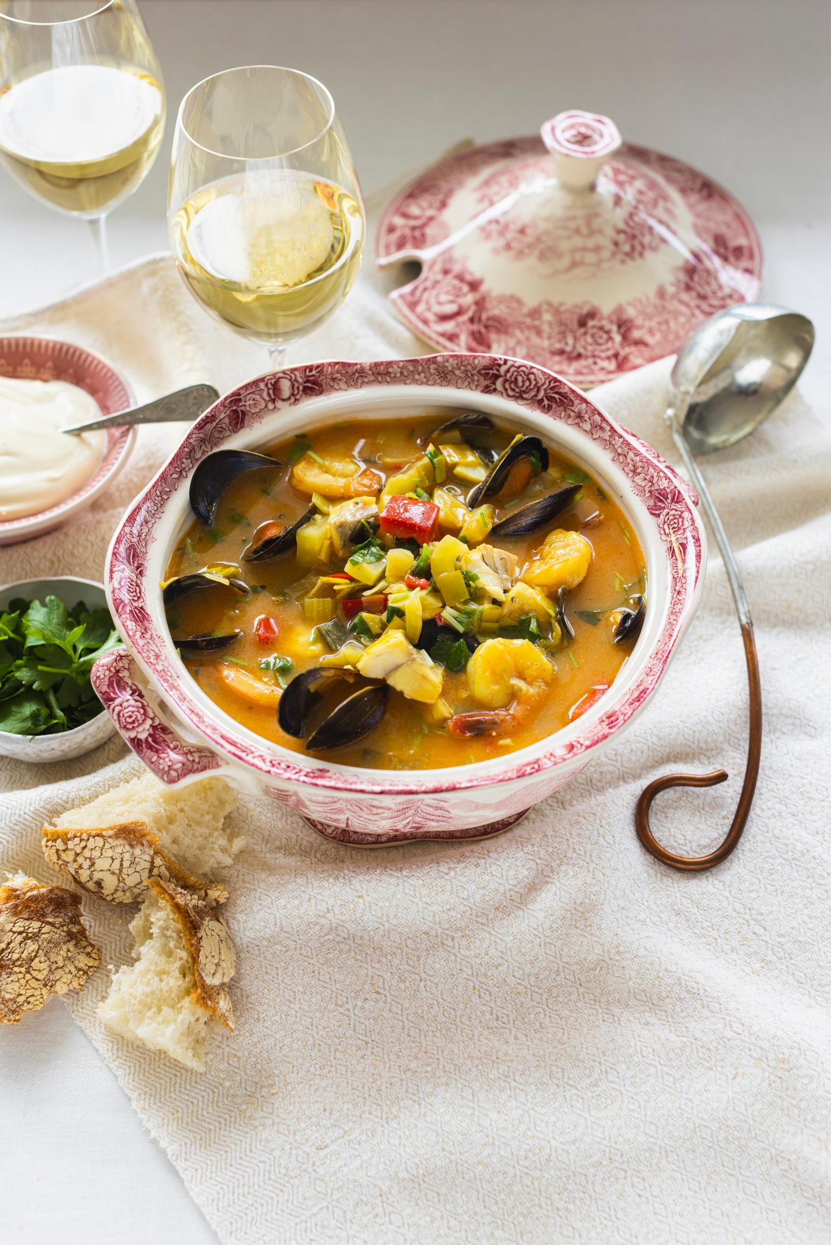 Ranskalainen kala-äyriäiskeitto bouillabaisse saa A.W. Yrjänän keit­tiössä aasialaisvivahteen. Tarjoa lisukkeina rapeakuorista hapanjuuri­leipää ja smetanaa.