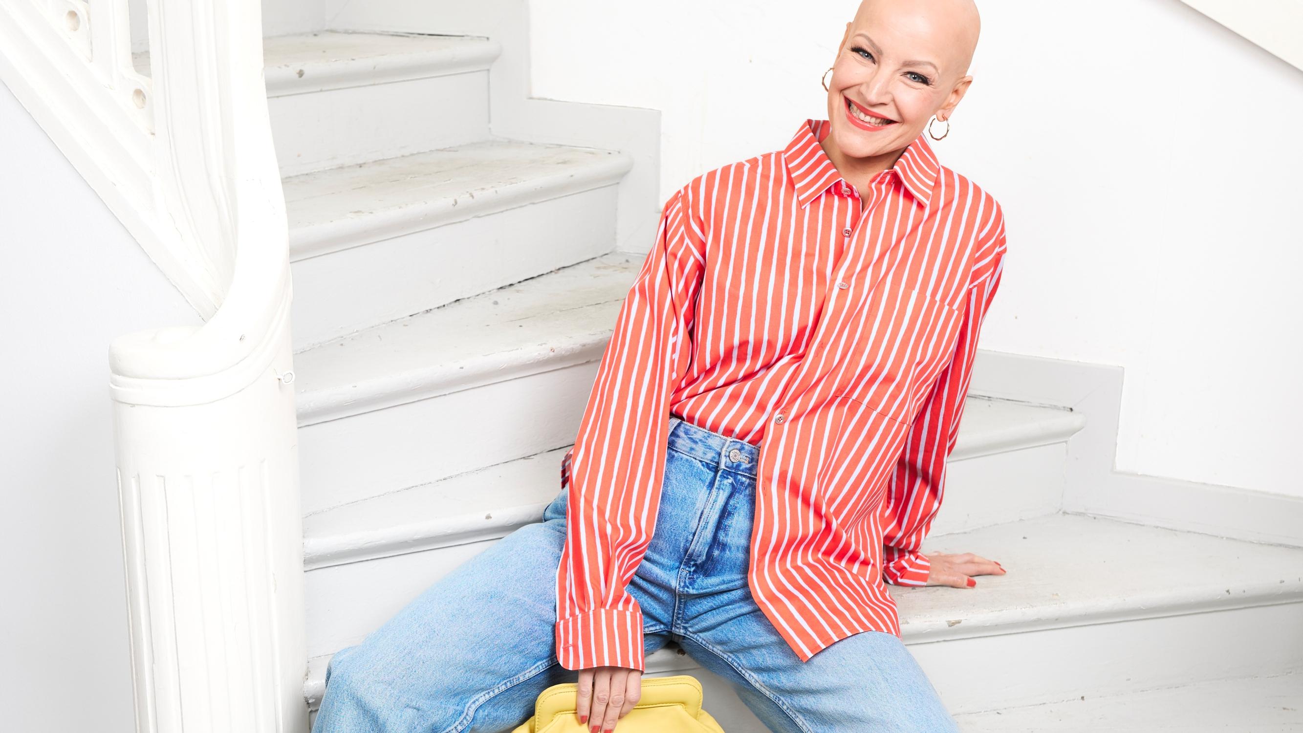 Leveät farkut, vaaleat tennarit ja liehuvat helmat – lukijamalli Anne esittelee rennon kevätmuodin parhaat