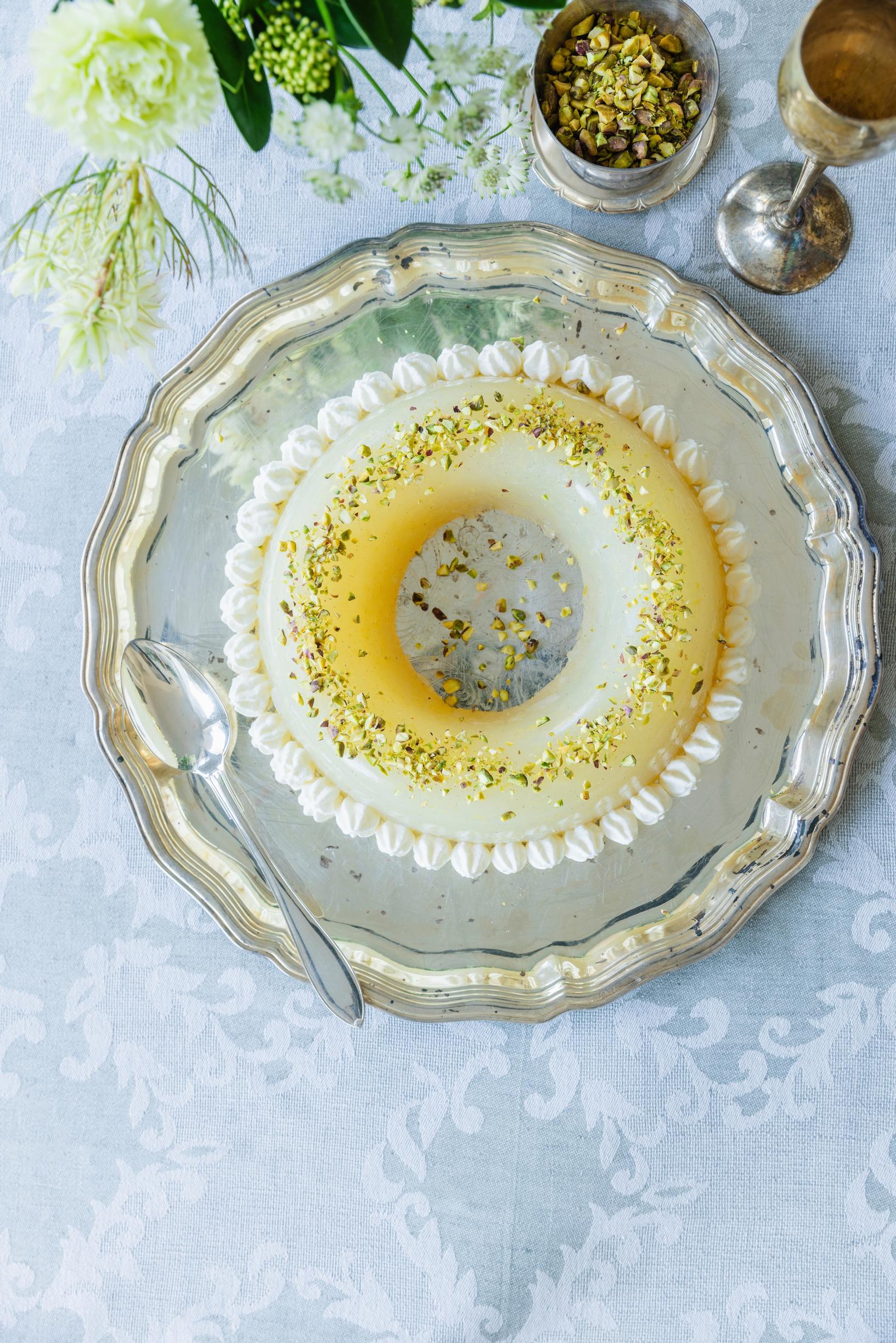 Gelo di limone on tyypillinen sisilialainen jälkiruoka. Jos haluat terästetyn version, lorauta aineisten joukkoon tilkka sitruunalikööriä, limoncelloa.