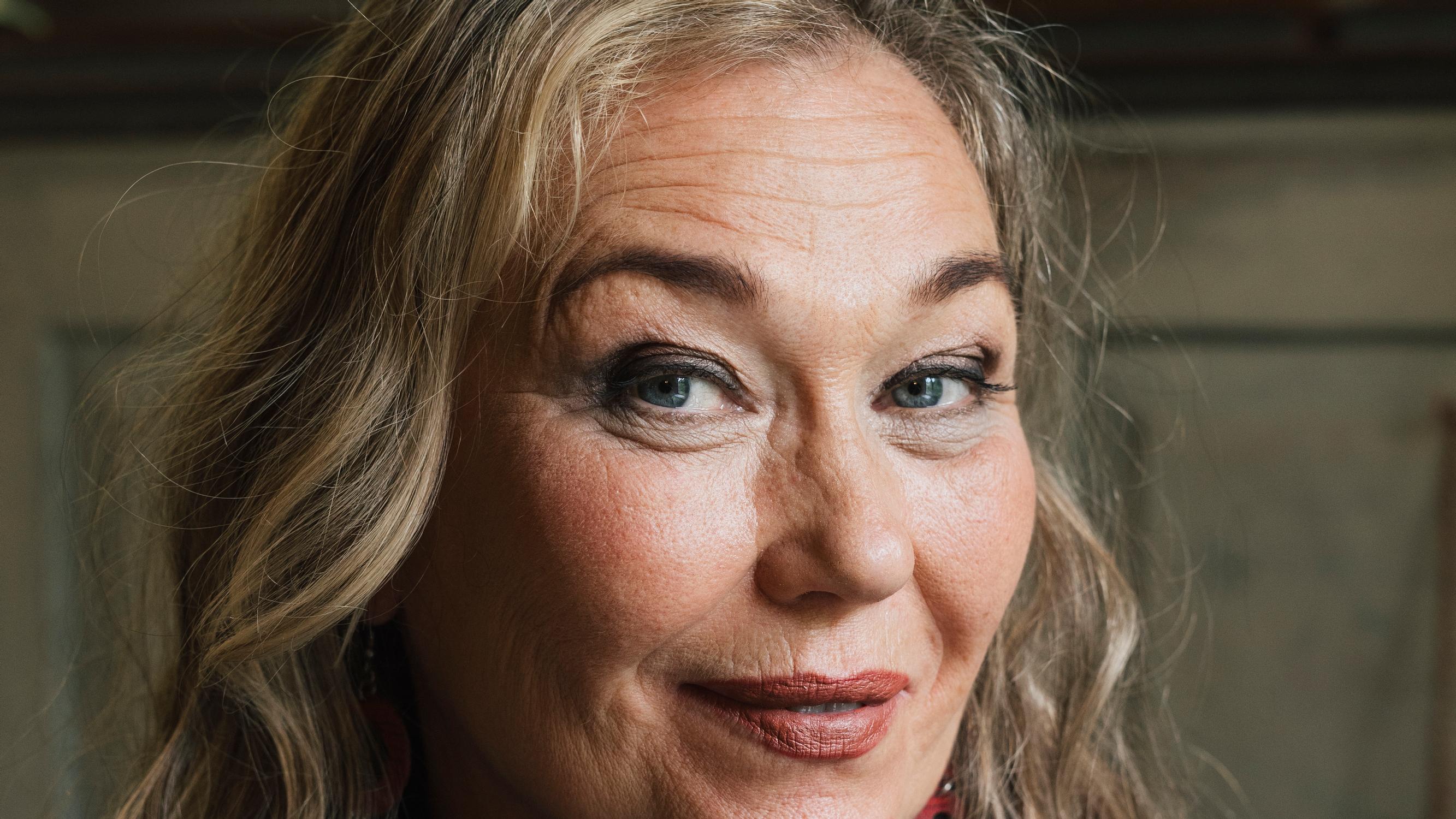 Kahdesti eronnut Outi Mäenpää meni naimisiin kesällä: ”En odota, että Juha korjaisi minut ehjäksi”