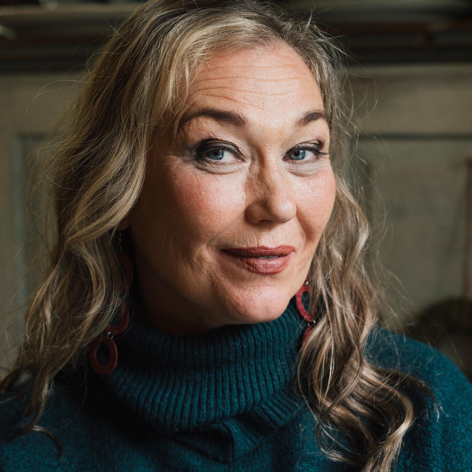 Kahdesti eronnut Outi Mäenpää meni naimisiin kesällä: ”En odota, että Juha korjaisi minut ehjäksi”