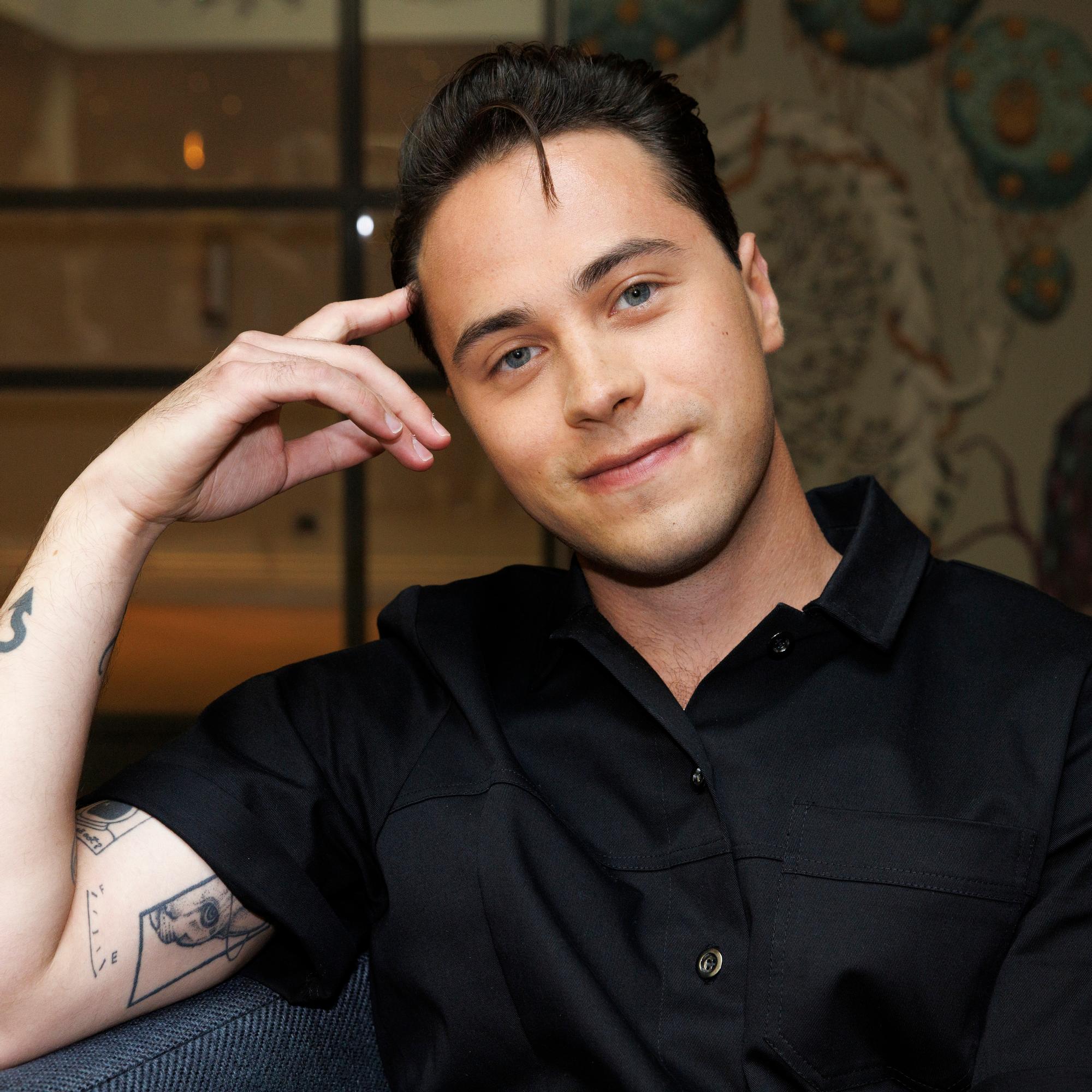 Kuumaa-yhtyeen Johannes Brotherus kertoo, miksi bändi esiintyy aina haalareissa – ”Niitä on kertynyt viitisenkymmentä eri väreissä”