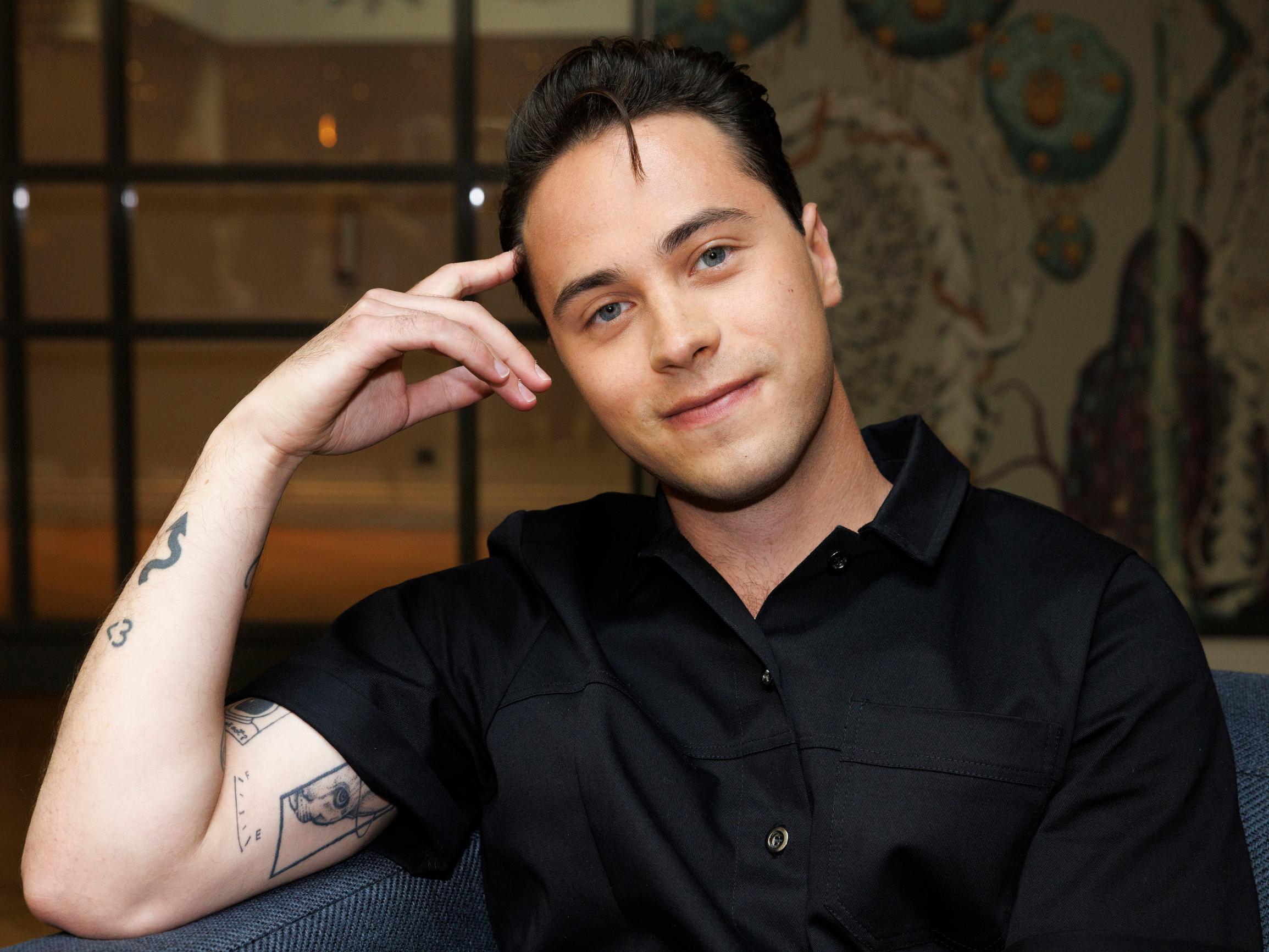 Kuumaa-yhtyeen Johannes Brotherus kertoo, miksi bändi esiintyy aina haalareissa – ”Niitä on kertynyt viitisenkymmentä eri väreissä”