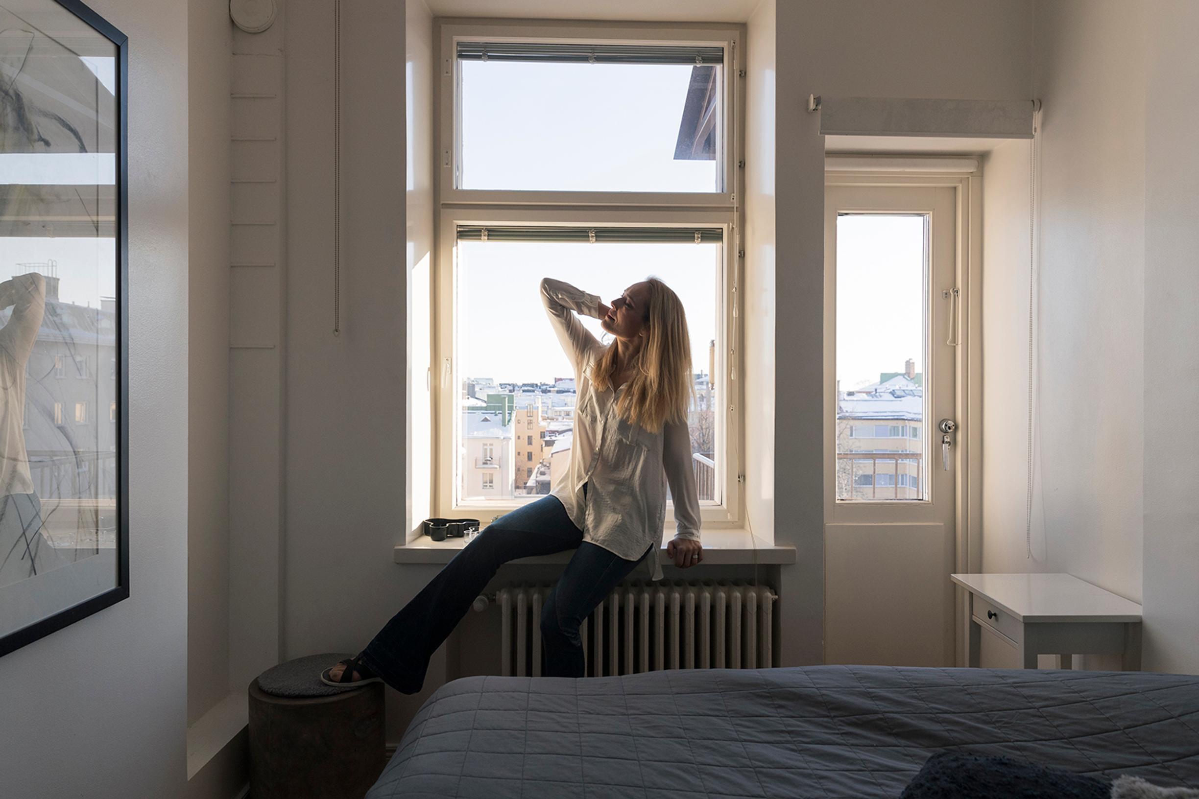 Aamuaurinko lankeaa makuuhuoneeseen itään katsovista ikkunoista. Ylimmän kerroksen huoneistosta näkee kaupungin kattojen ylle kolmeen ilmansuuntaan.