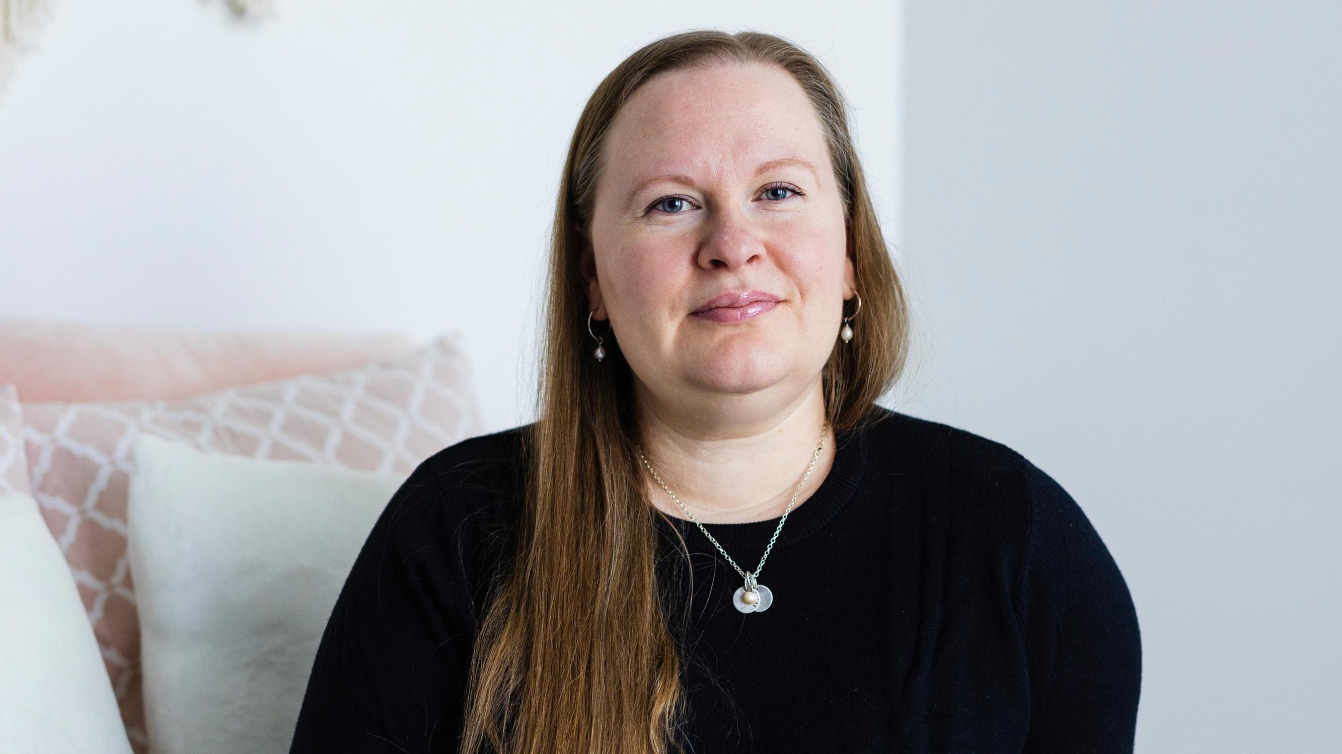 Mimmi, 42, ei jaksanut tehdä töiden jälkeen mitään – diagnoosi paljasti uuvuttavan sairauden: ”Voin raastaa porkkanan, mutta sitten pitää levätä”