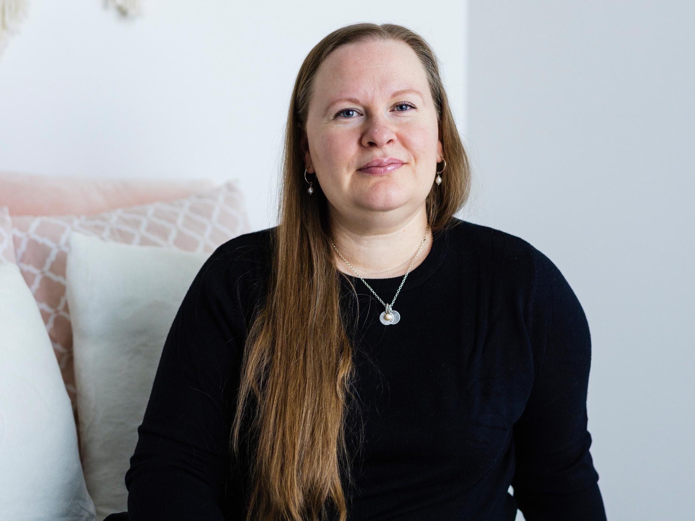 Mimmi, 42, ei jaksanut tehdä töiden jälkeen mitään – diagnoosi paljasti uuvuttavan sairauden: ”Voin raastaa porkkanan, mutta sitten pitää levätä”