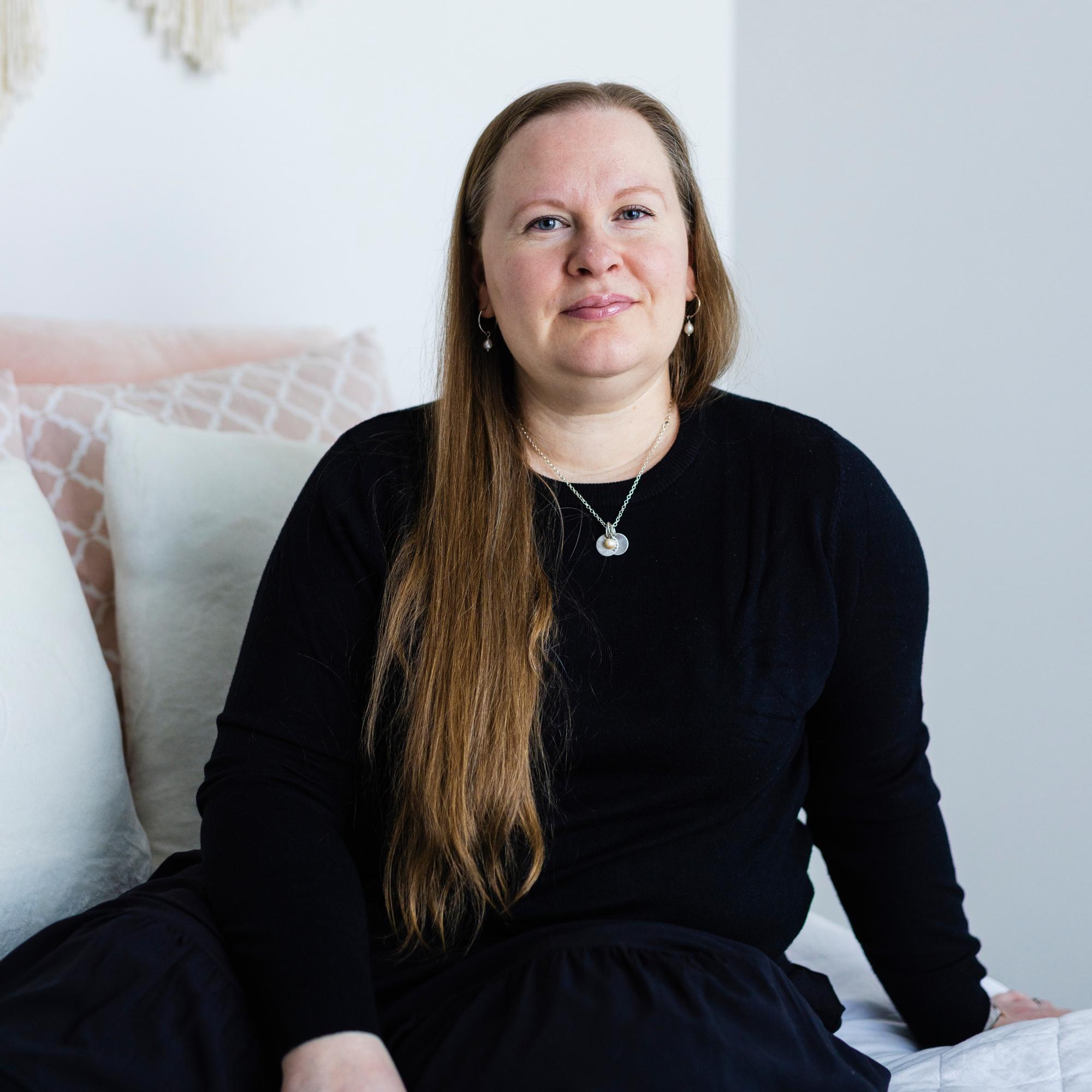 Mimmi, 42, ei jaksanut tehdä töiden jälkeen mitään – diagnoosi paljasti uuvuttavan sairauden: ”Voin raastaa porkkanan, mutta sitten pitää levätä”