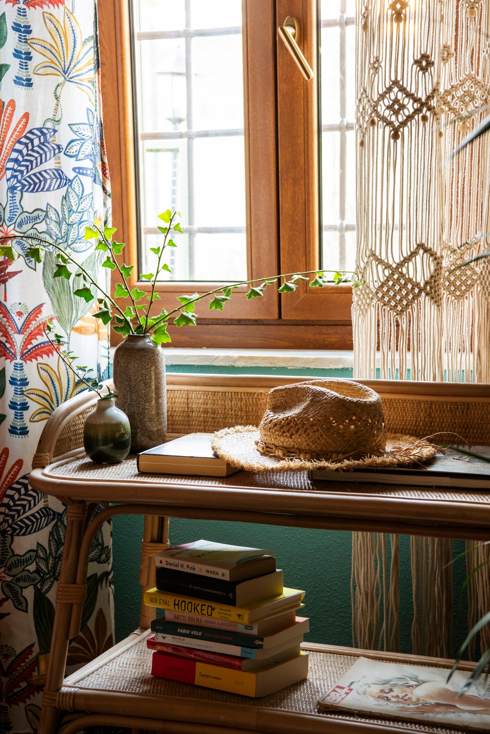 Useimmissa taloissa Italiassa, myös pienissä kylissä, on kalterit ikkunoiden ulkopuolella varkaiden varalta. Olohuoneen ikkuna aukeaa talon edessä sijaitsevalle pienelle pihalle.