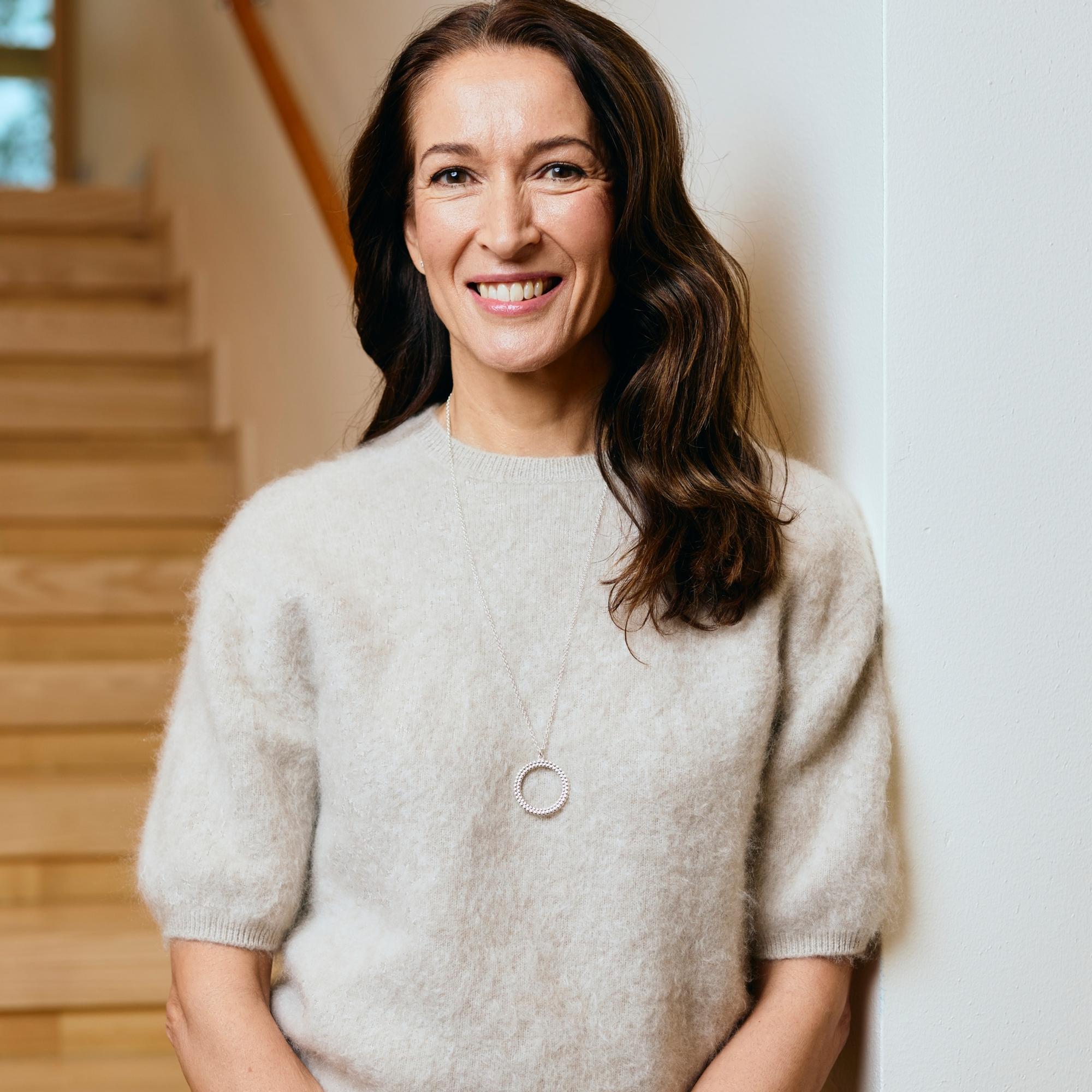 Nämä kolme asiaa Suzanne Innes-Stubb haluaa sanoa väkivaltaisessa suhteessa eläville - ”Liian usein naista syytetään siitä, että hän jotenkin aiheutti väkivallan”