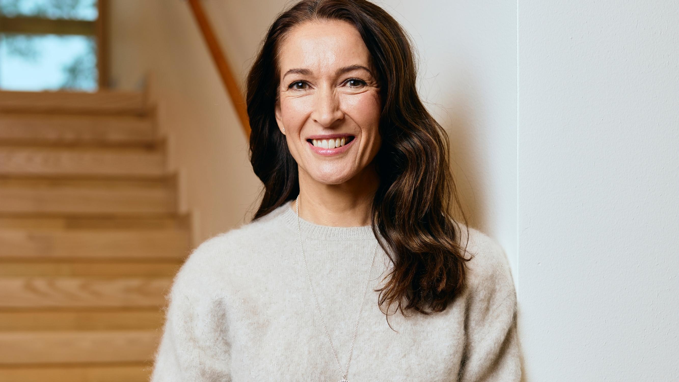 Nämä kolme asiaa Suzanne Innes-Stubb haluaa sanoa väkivaltaisessa suhteessa eläville - ”Liian usein naista syytetään siitä, että hän jotenkin aiheutti väkivallan”