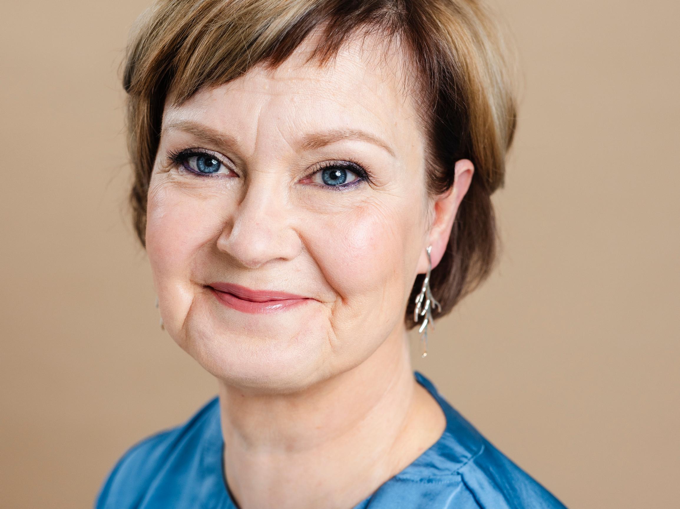 Jaana, 56, sai muuttumisleikissä vinkit kulmakarvojen meikkaamiseen – meikkaaja kertoo, miten löydät kulmavärin oikean sävyn