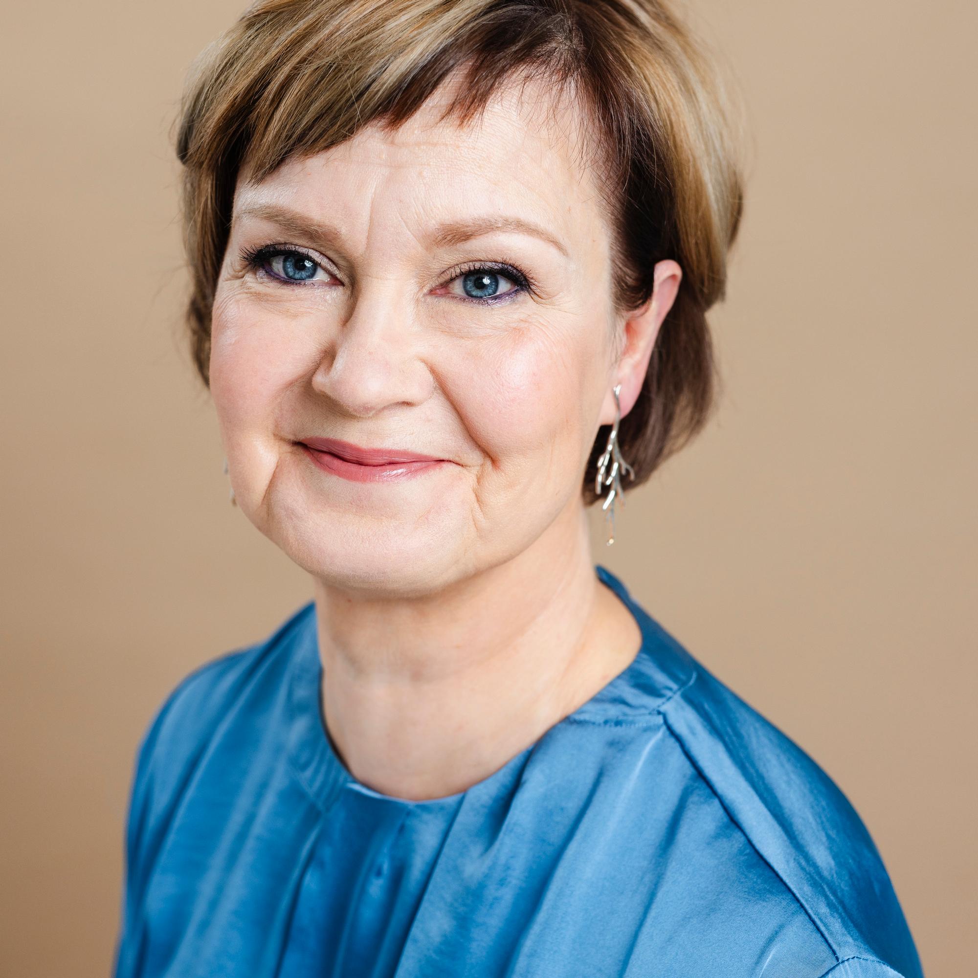 Jaana, 56, sai muuttumisleikissä vinkit kulmakarvojen meikkaamiseen – meikkaaja kertoo, miten löydät kulmavärin oikean sävyn