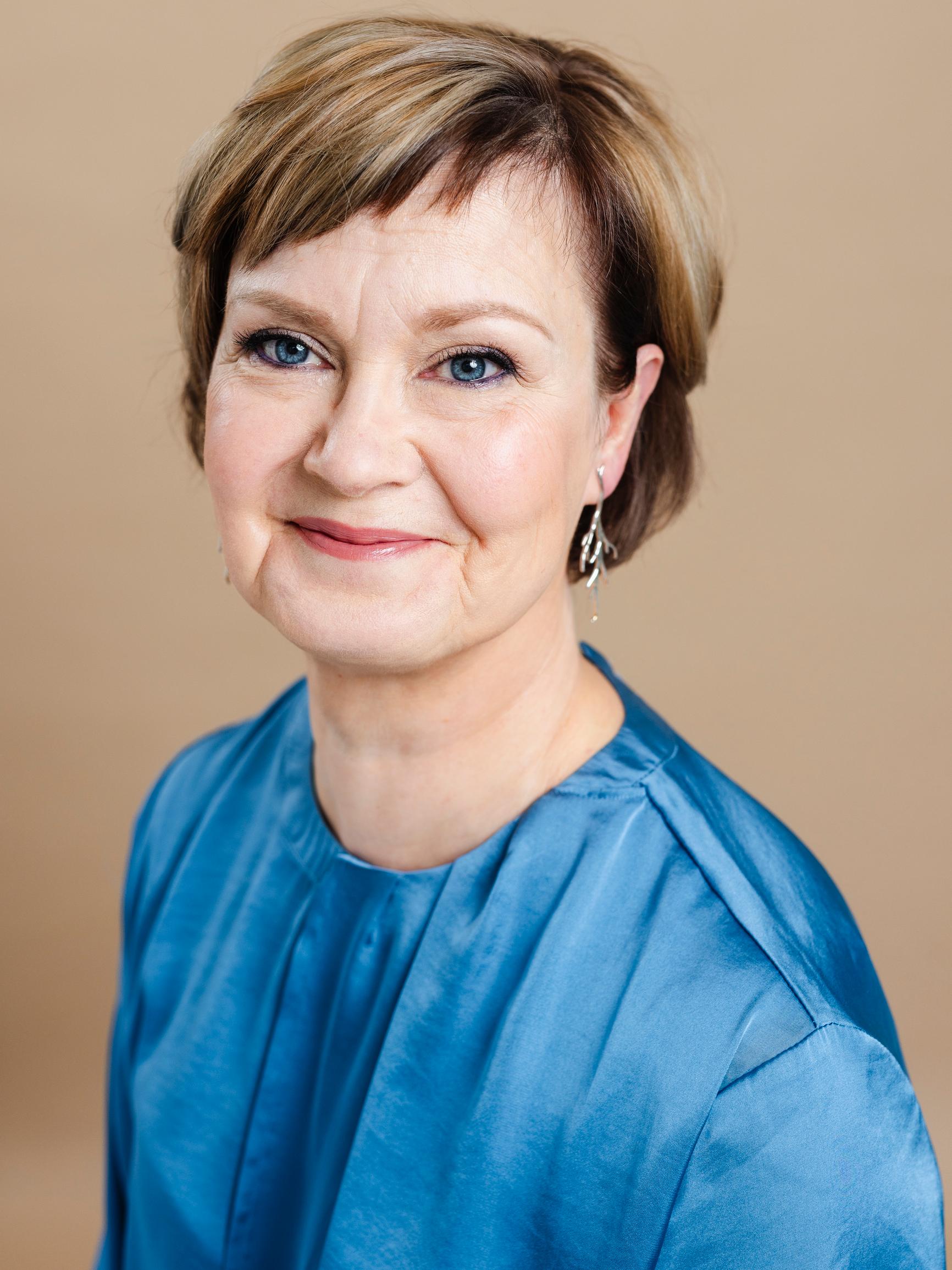 Jaana, 56, sai muuttumisleikissä vinkit kulmakarvojen meikkaamiseen – meikkaaja kertoo, miten löydät kulmavärin oikean sävyn